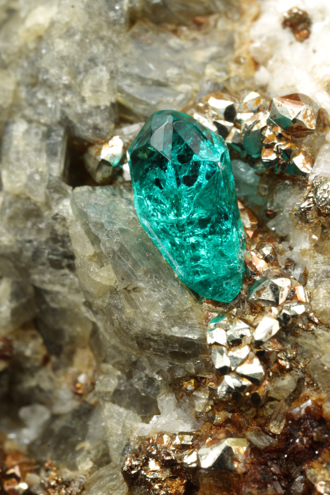 Beryl (variety emerald), Albite (variety cleavelandite), Dolomite, Pyrite
50x56x36mm, xl=5mm
(Autor: Fiebre Verde)