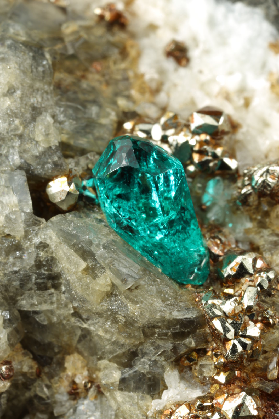 Beryl (variety emerald), Albite (variety cleavelandite), Dolomite, Pyrite
50x56x36mm, xl=5mm
(Autor: Fiebre Verde)
