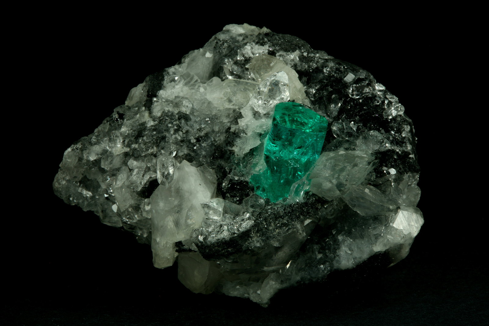 Beryl (variety emerald), Calcite, Quartz
60x46x42mm, xl=13mm
(Autor: Fiebre Verde)