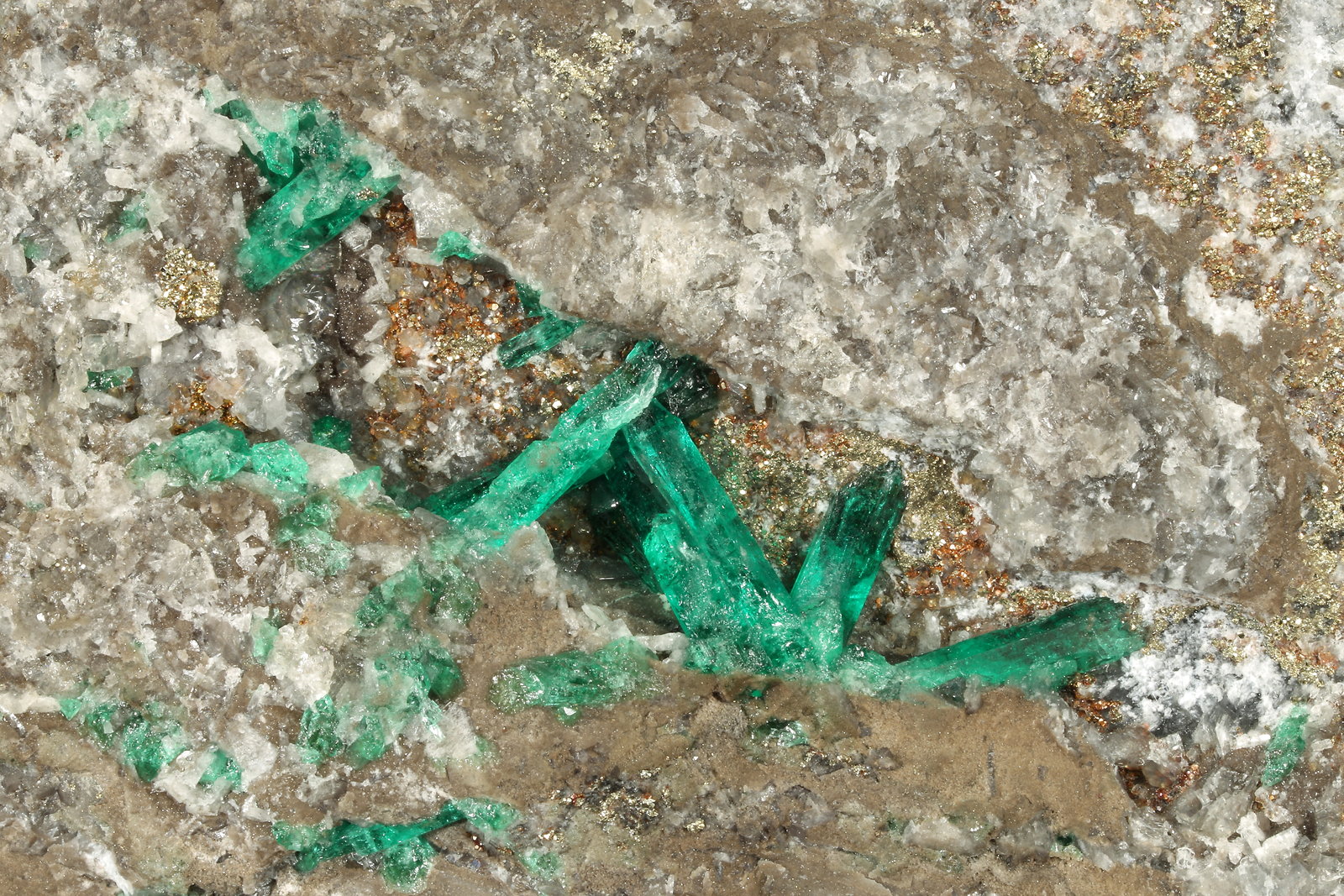 Beryl (variety emerald), Calcite, Pyrite
107x95x40mm, xls upto 10mm
(Autor: Fiebre Verde)