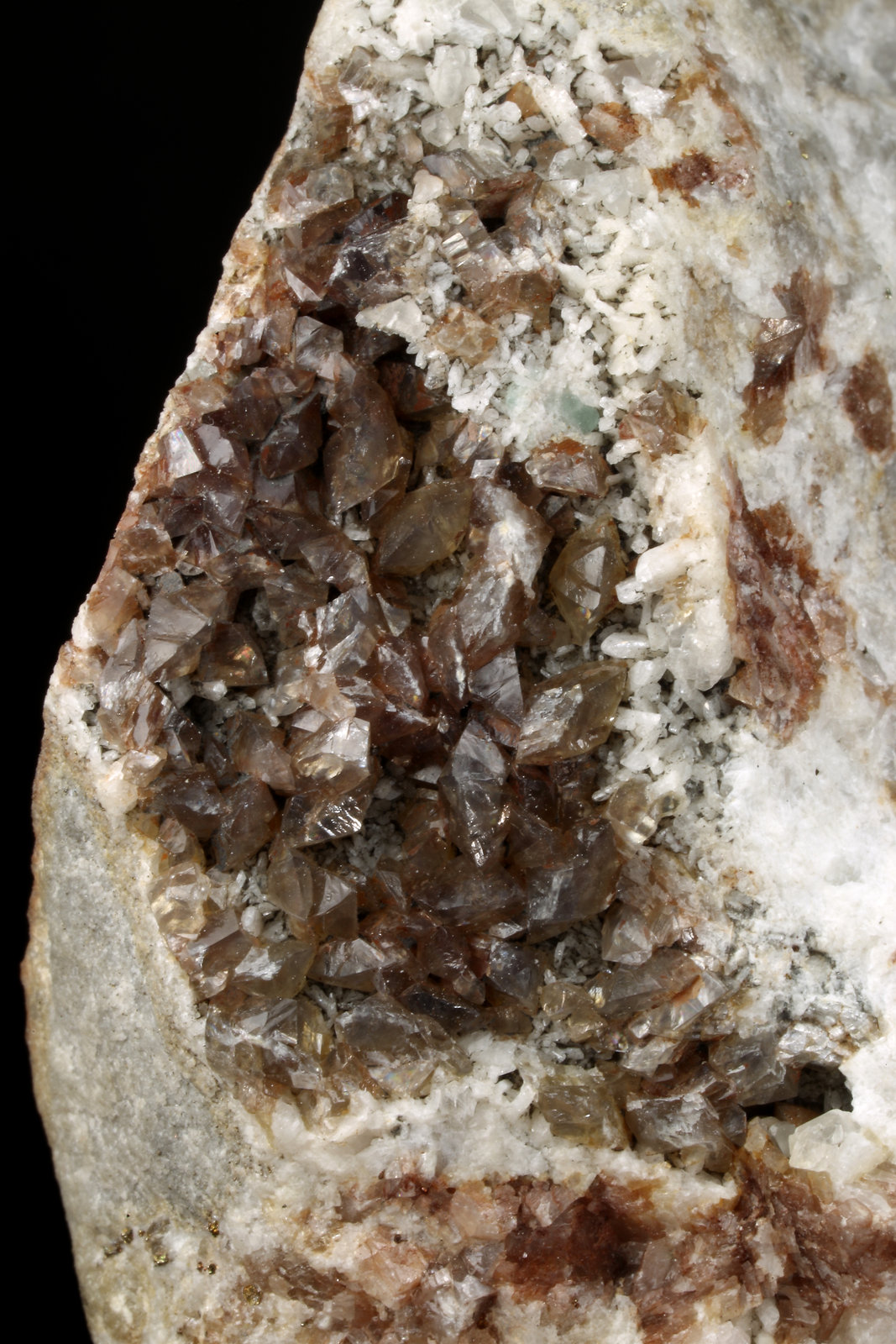 Beryl (variety emerald), Pyrite, Calcite, Fluorapatite, Albite (variety cleavelandite)
148mm x 87mm x 80mm, xl=15mm
(Autor: Fiebre Verde)