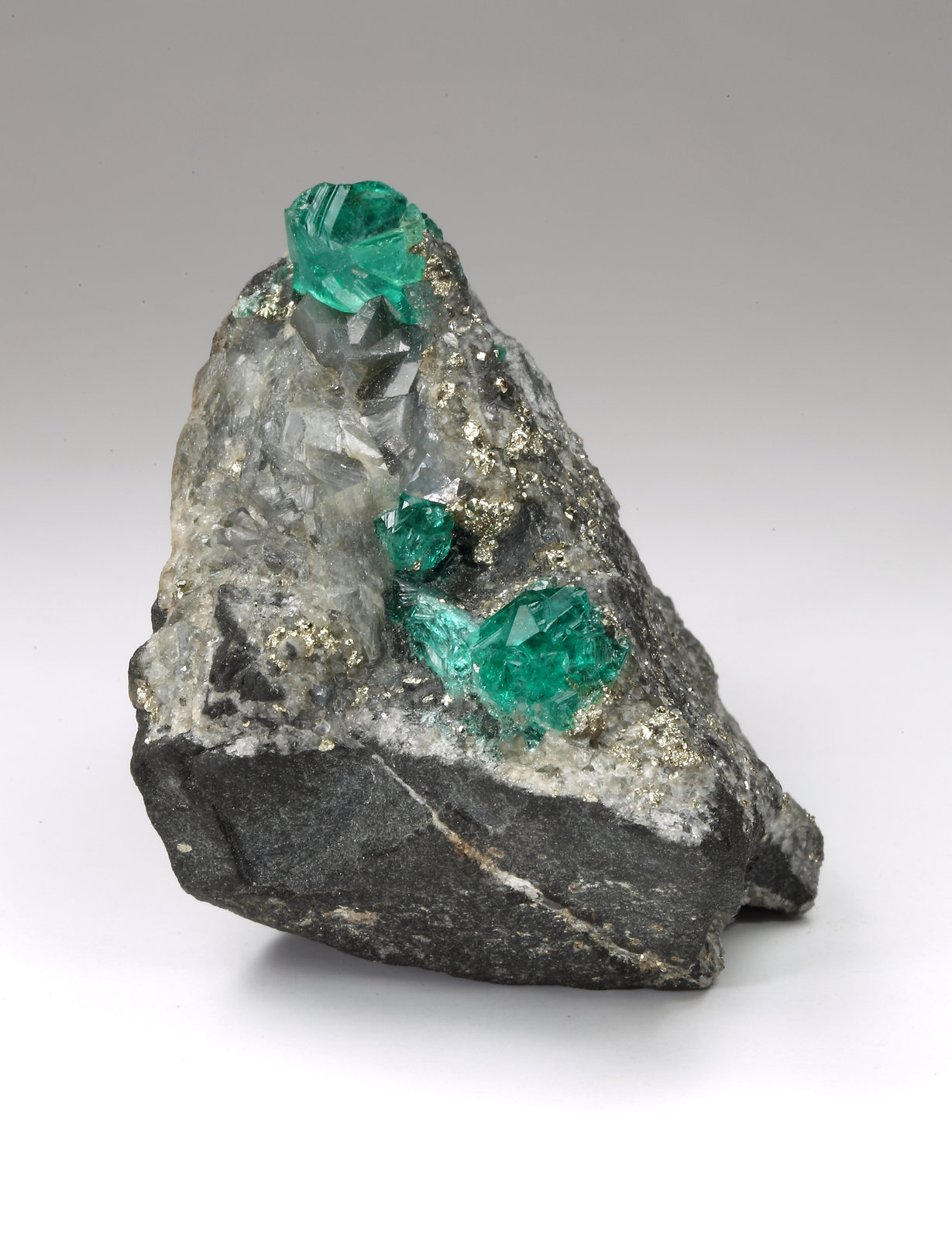 Beryl (variety emerald), Pyrite, Calcite
36mm x 45mm x 37mm, xls=13 & 5mm
(Autor: Fiebre Verde)
