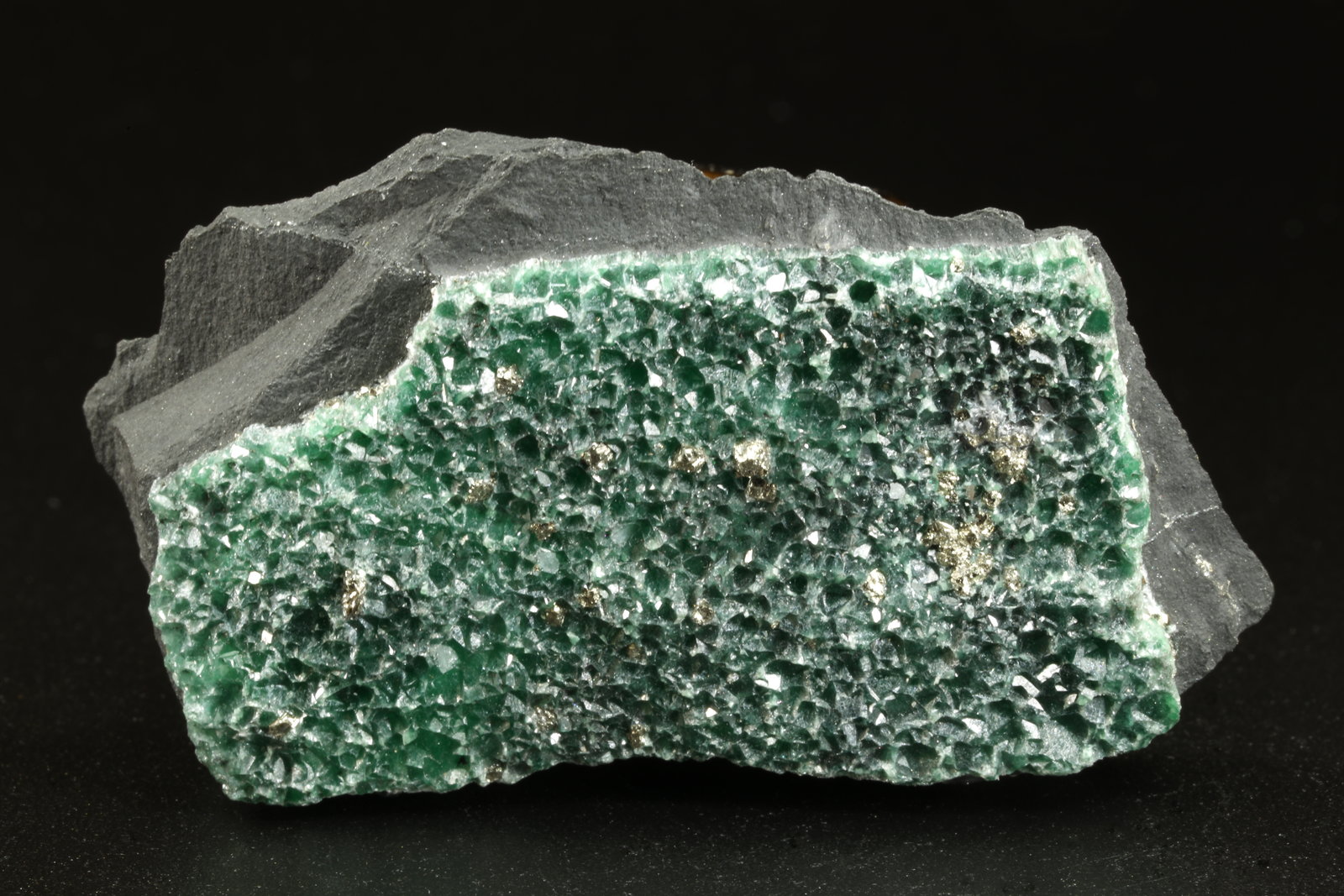Muscovite (variety fuchsite), Pyrite
55x32x11mm
(Autor: Fiebre Verde)