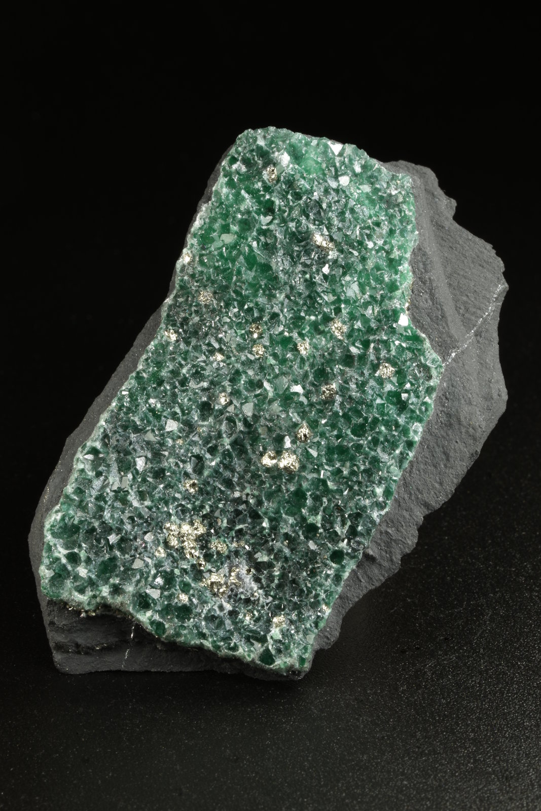 Muscovite (variety fuchsite), Pyrite
55x32x11mm
(Autor: Fiebre Verde)