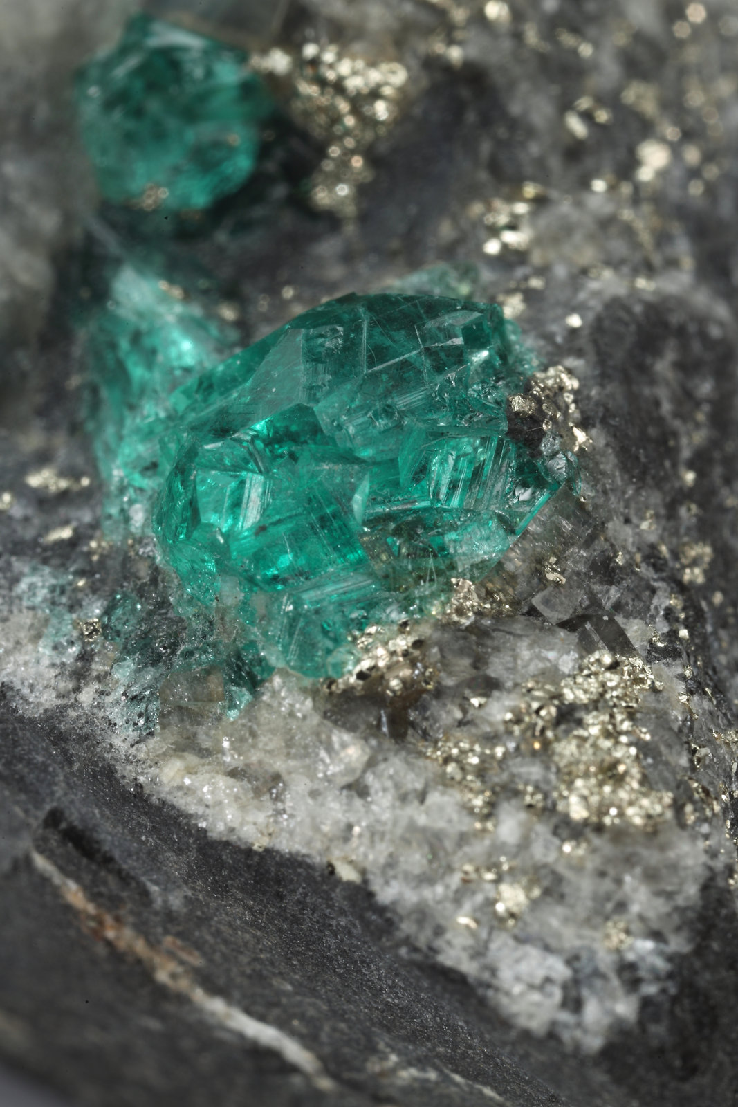 Beryl (variety emerald), Pyrite, Calcite
36mm x 45mm x 37mm, xls=13 & 5mm
(Autor: Fiebre Verde)