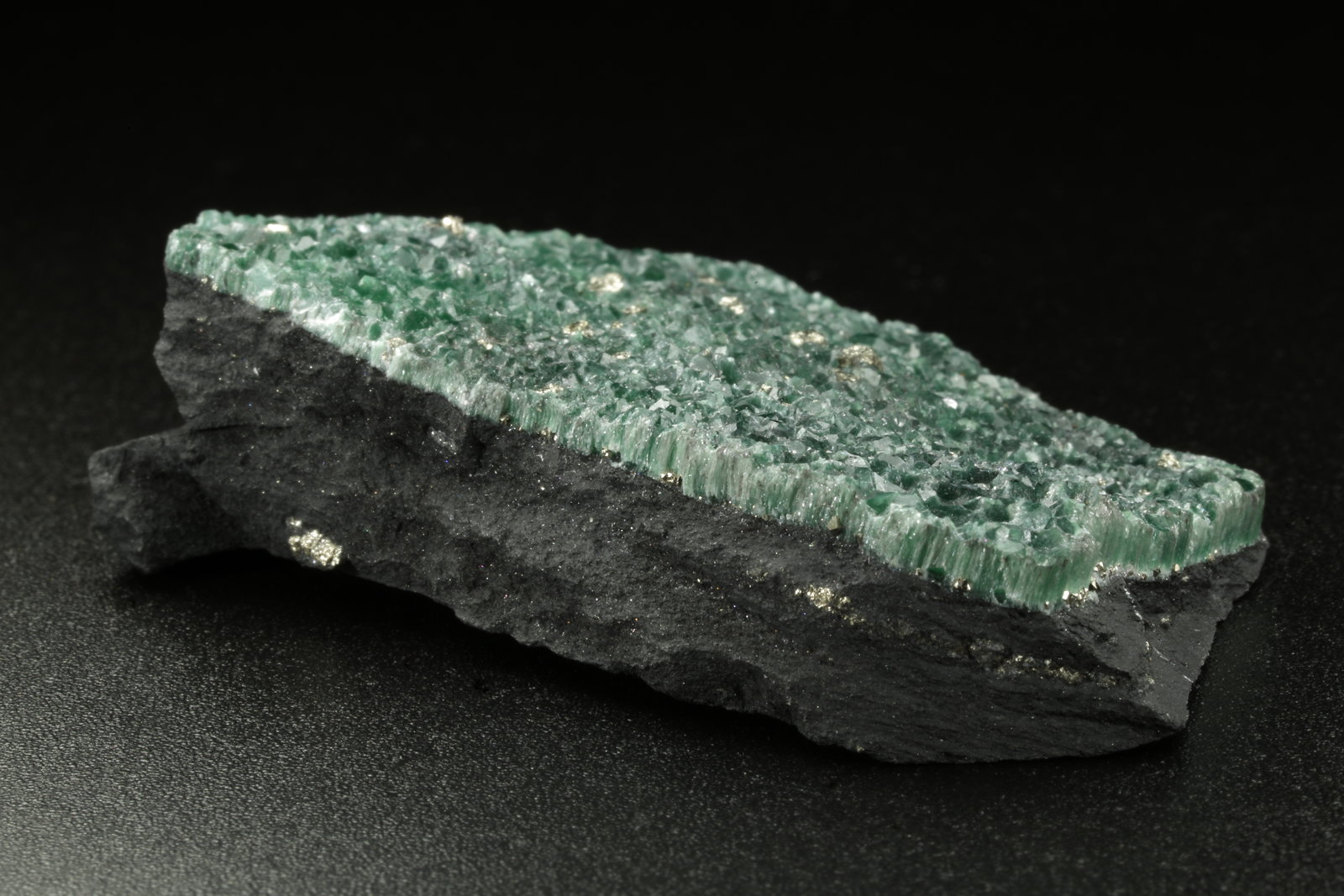 Muscovite (variety fuchsite), Pyrite
55x32x11mm
(Autor: Fiebre Verde)