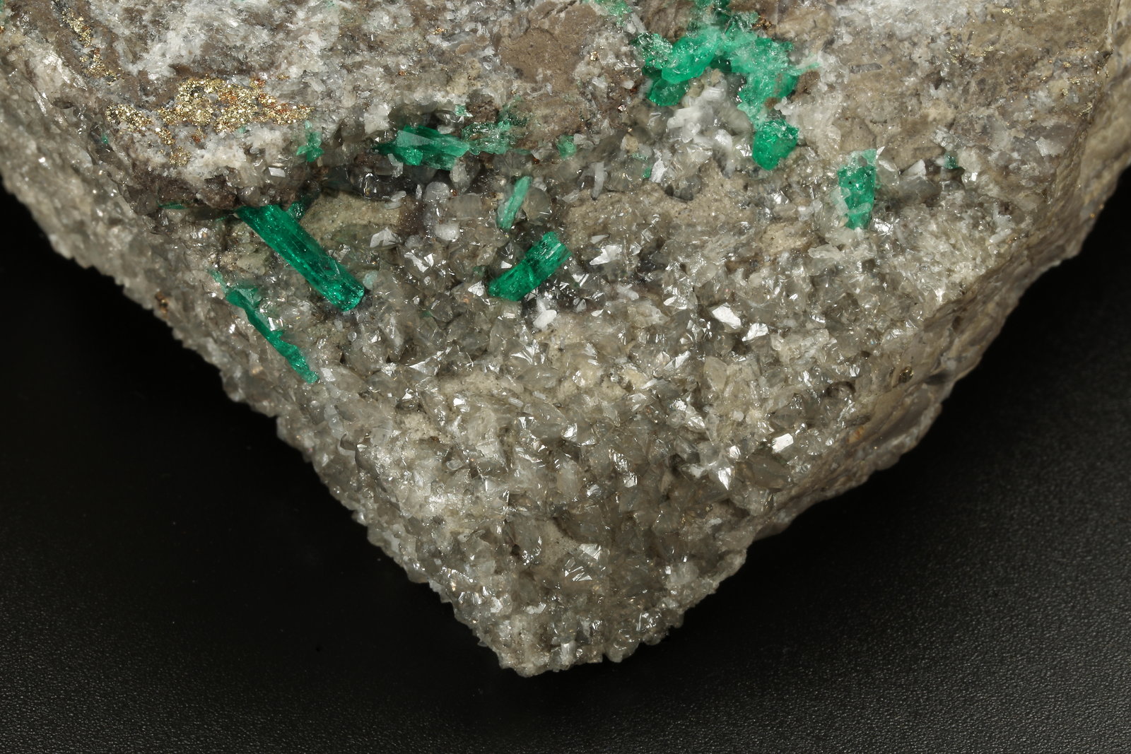 Beryl (variety emerald), Calcite, Pyrite
107x95x40mm, xls upto 10mm
(Autor: Fiebre Verde)