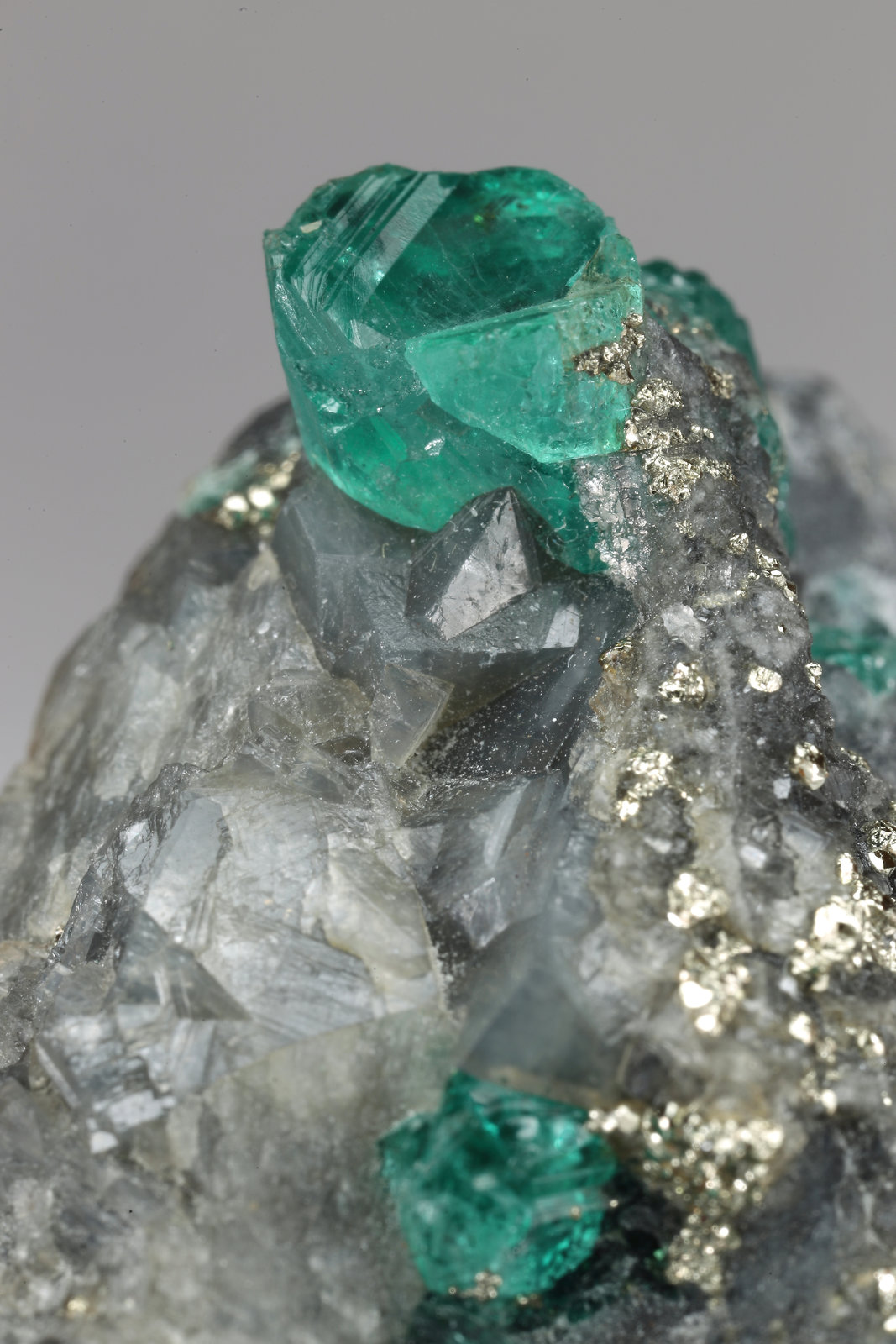 Beryl (variety emerald), Pyrite, Calcite
36mm x 45mm x 37mm, xls=13 & 5mm
(Autor: Fiebre Verde)