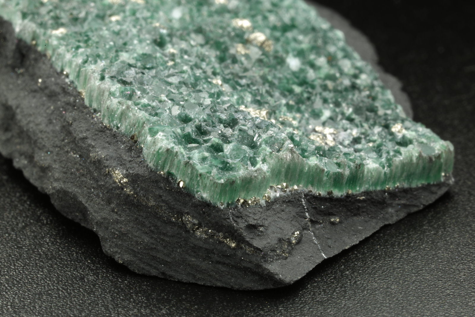 Muscovite (variety fuchsite), Pyrite
55x32x11mm
(Autor: Fiebre Verde)