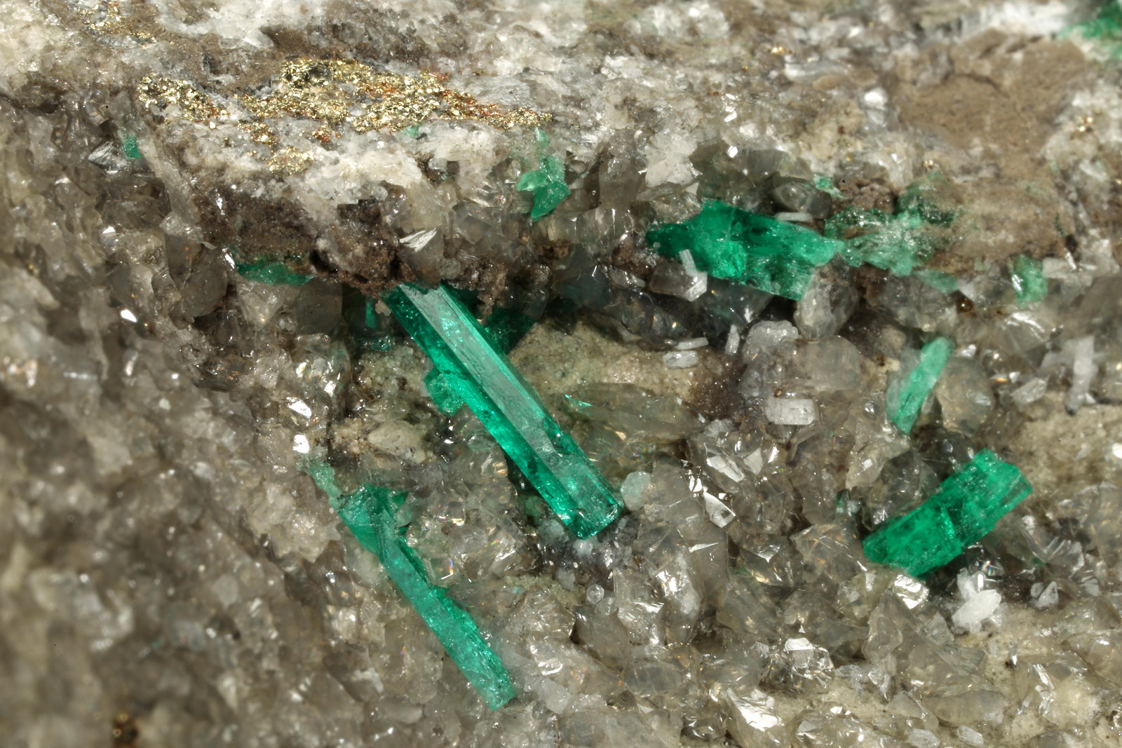 Beryl (variety emerald), Calcite, Pyrite
107x95x40mm, xls upto 10mm
(Autor: Fiebre Verde)