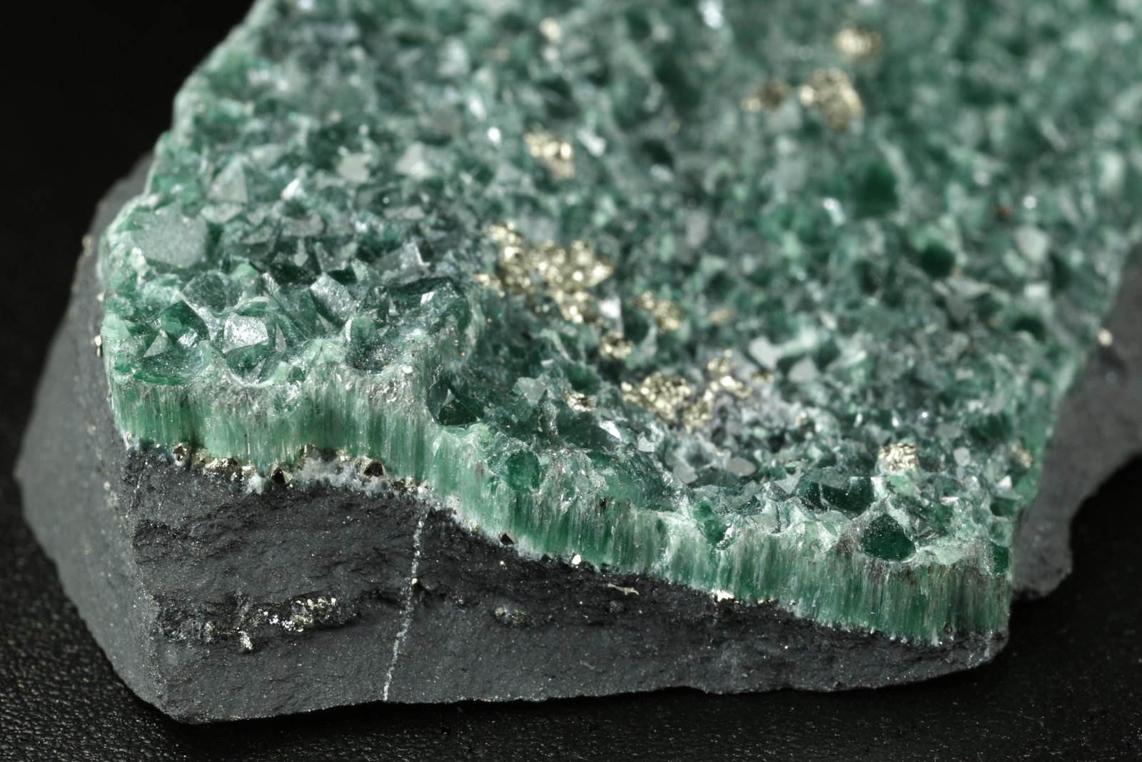 Muscovite (variety fuchsite), Pyrite
55x32x11mm
(Autor: Fiebre Verde)