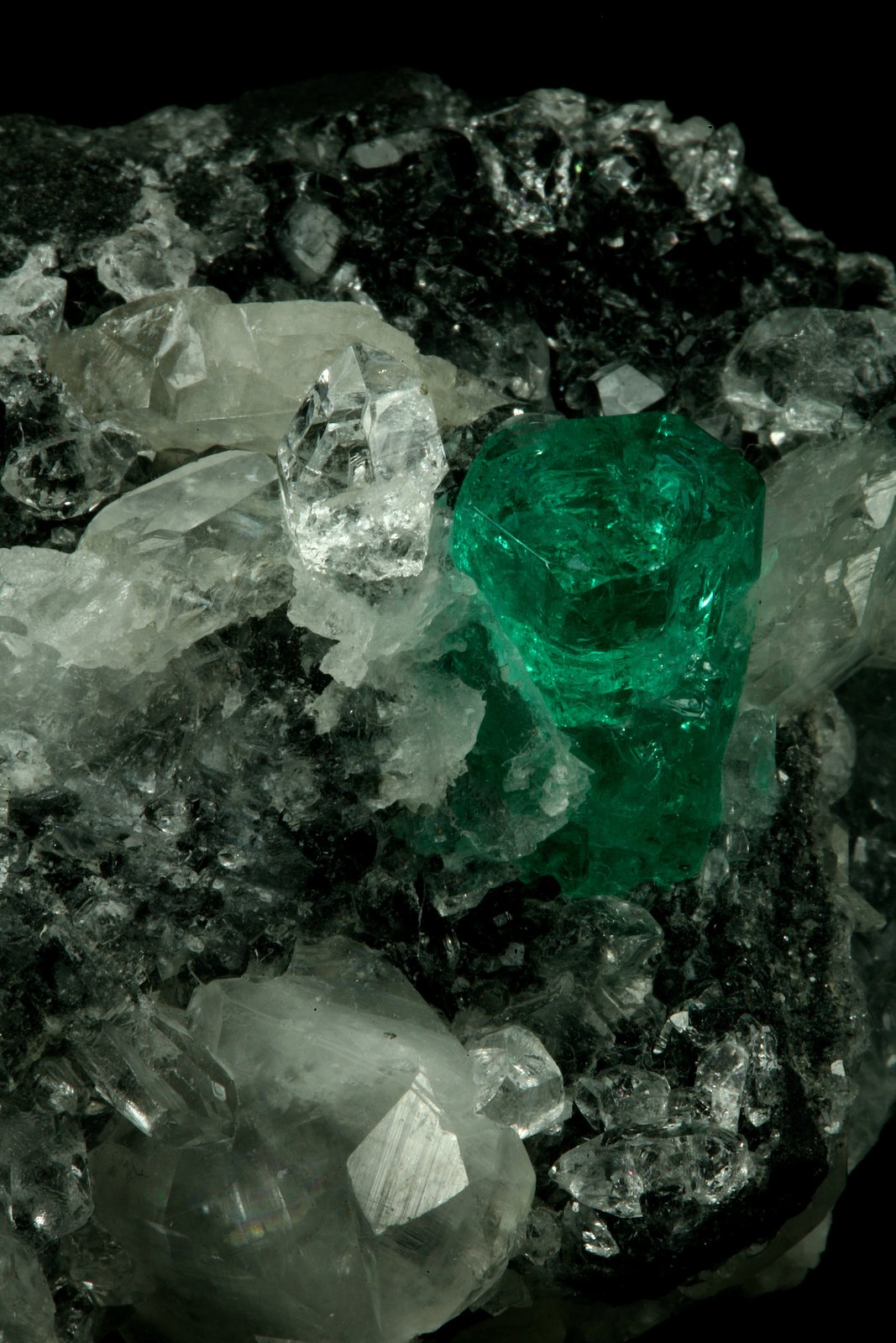 Beryl (variety emerald), Calcite, Quartz
60x46x42mm, xl=13mm
(Autor: Fiebre Verde)
