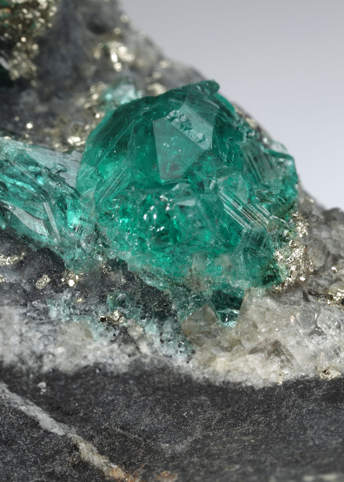 Beryl (variety emerald), Pyrite, Calcite
36mm x 45mm x 37mm, xls=13 & 5mm
(Autor: Fiebre Verde)