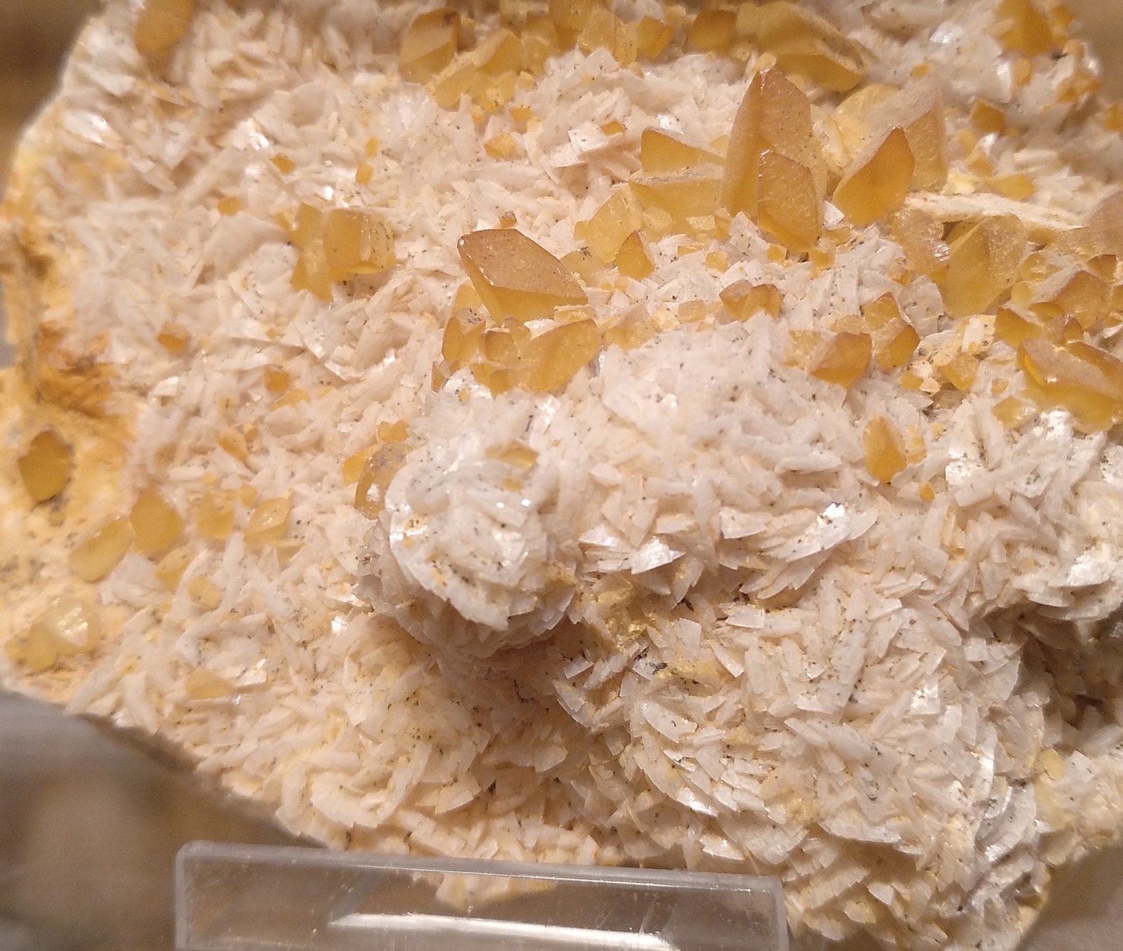Calcite on Dolomite
110 mm x 92 mm x 38 mm
(Autor: Firmo Espinar)