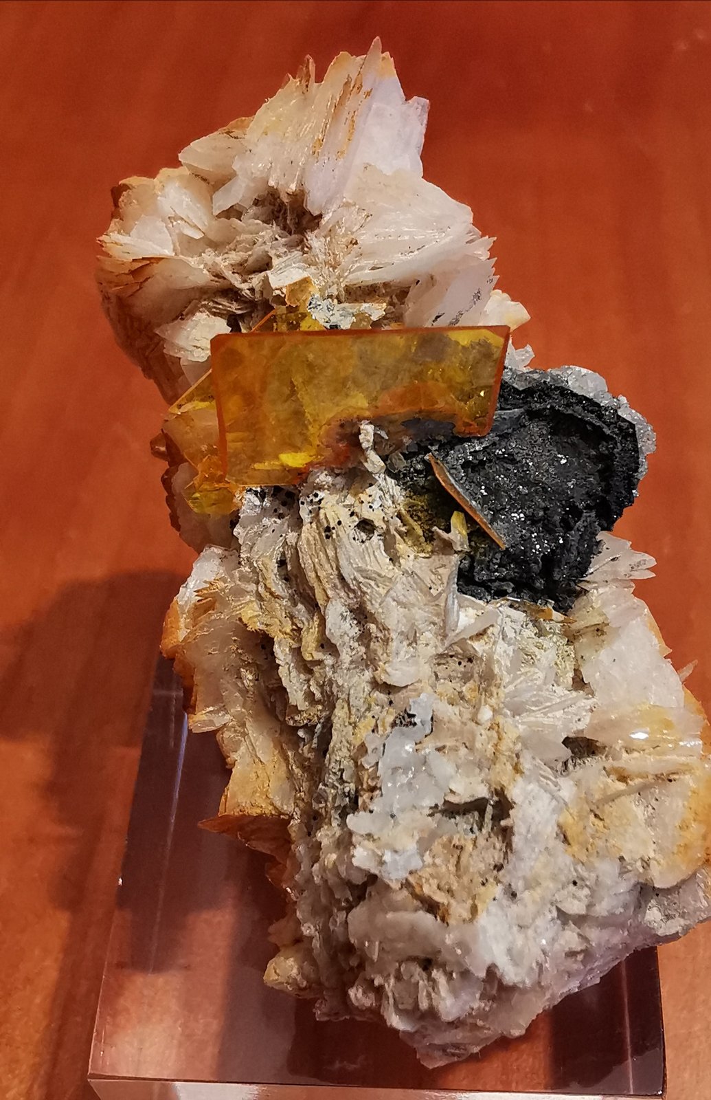 Wulfenite
2 cm x 4,3 cm.
(Autor: Enrique Llorens)