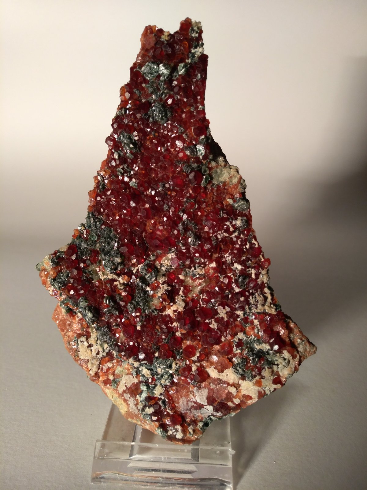 Grossular (variety hessonite), Diopside, Clinochlore
120 mm x 83 mm
(Autor: Sante Celiberti)