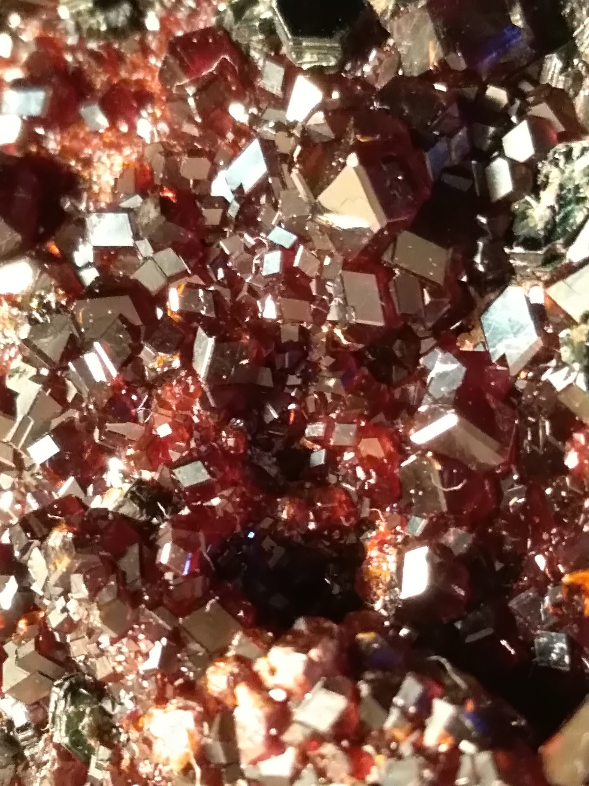 Grossular (variety hessonite), Clinochlore
77,5 x 60 mm
(Autor: Sante Celiberti)