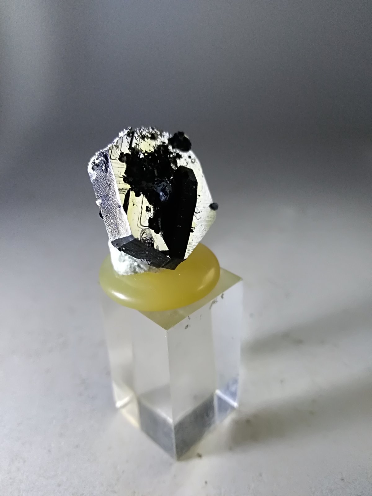 Hematite
20 x 20 x 4
(Autor: Sante Celiberti)