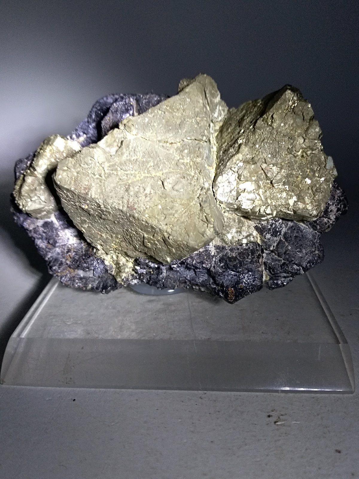 Pyrite, Magnetite
88 x 56 mm
(Autor: Sante Celiberti)