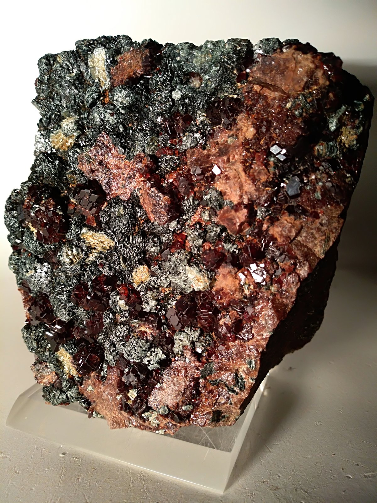 Grossular (variety hessonite), Clinochlore
119 x 101 mm
(Autor: Sante Celiberti)