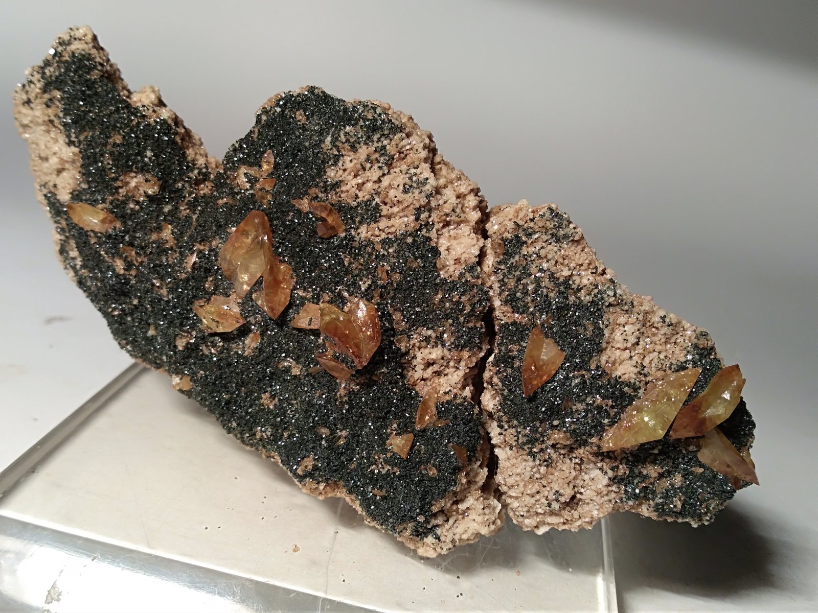 Titanite, Chlorite (Group)
107 x 49,4 mm
(Autor: Sante Celiberti)