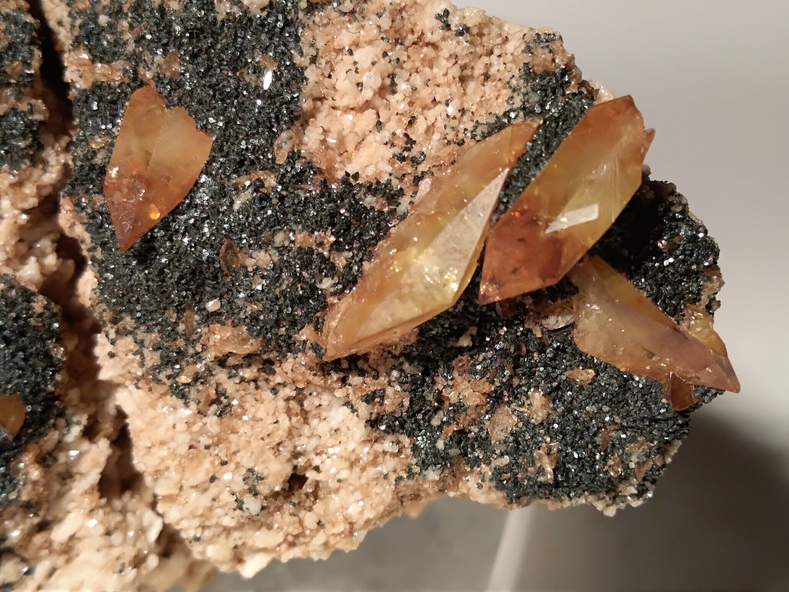 Titanite, Chlorite (Group)
107 x 49,4 mm
(Autor: Sante Celiberti)