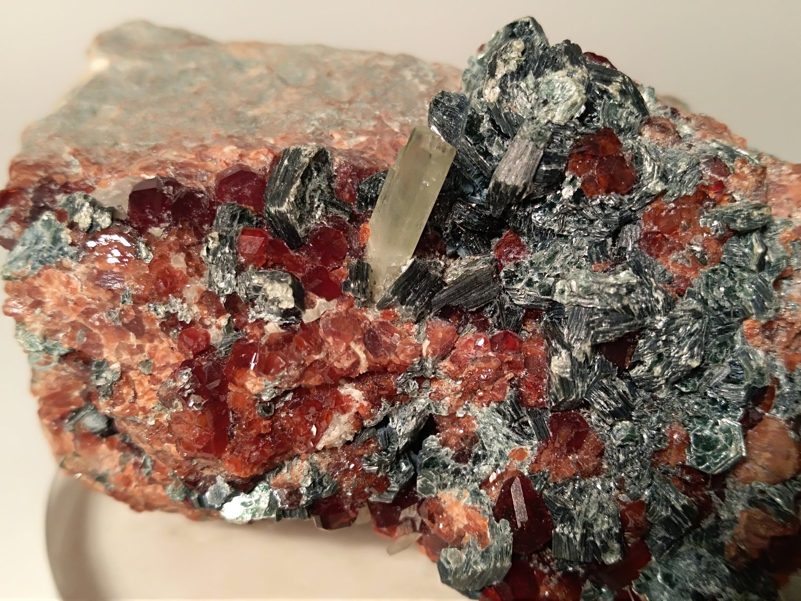 Grossular (variety hessonite), Diopside, Clinochlore
61 x 52 mm
(Autor: Sante Celiberti)