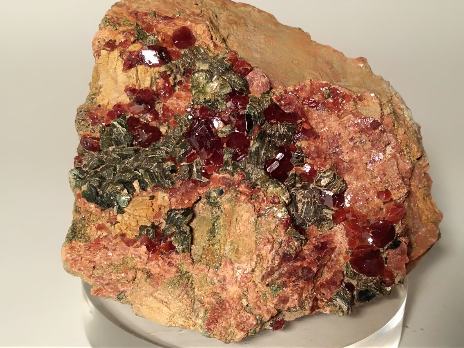 Grossular (variety hessonite), Clinochlore
77,6 x 70,2 mm
(Autor: Sante Celiberti)