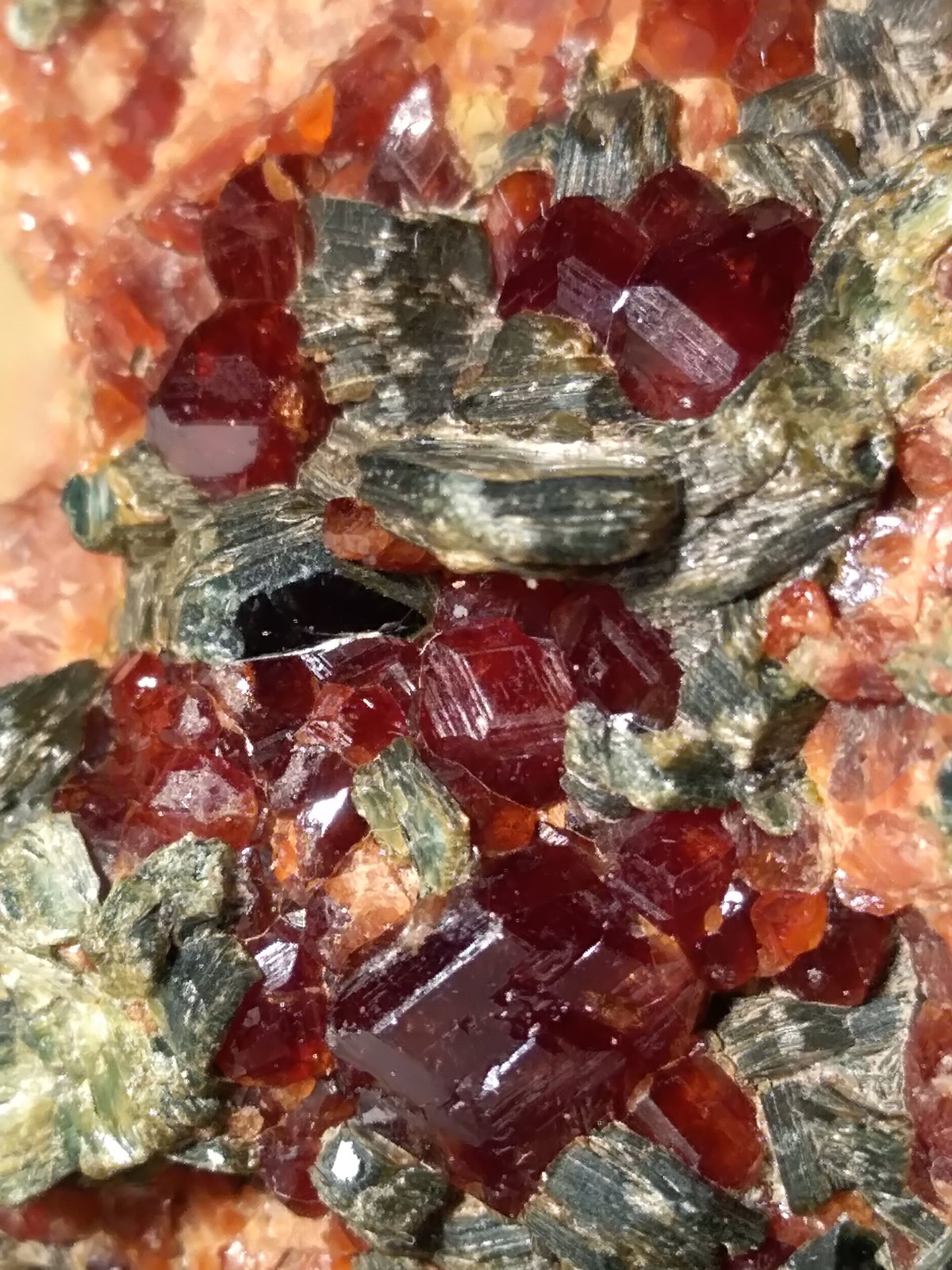 Grossular (variety hessonite), Clinochlore
77,6 x 70,2 mm
(Autor: Sante Celiberti)