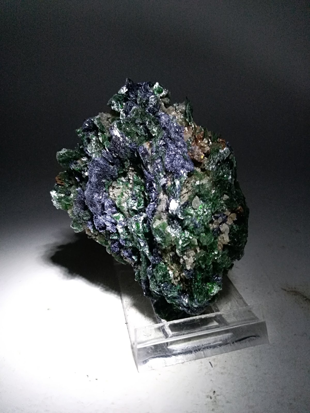 Glaucophane, Muscovite (variety fuchsite), Pyrite, Rutile
76,8 x 62,3 mm
(Autor: Sante Celiberti)