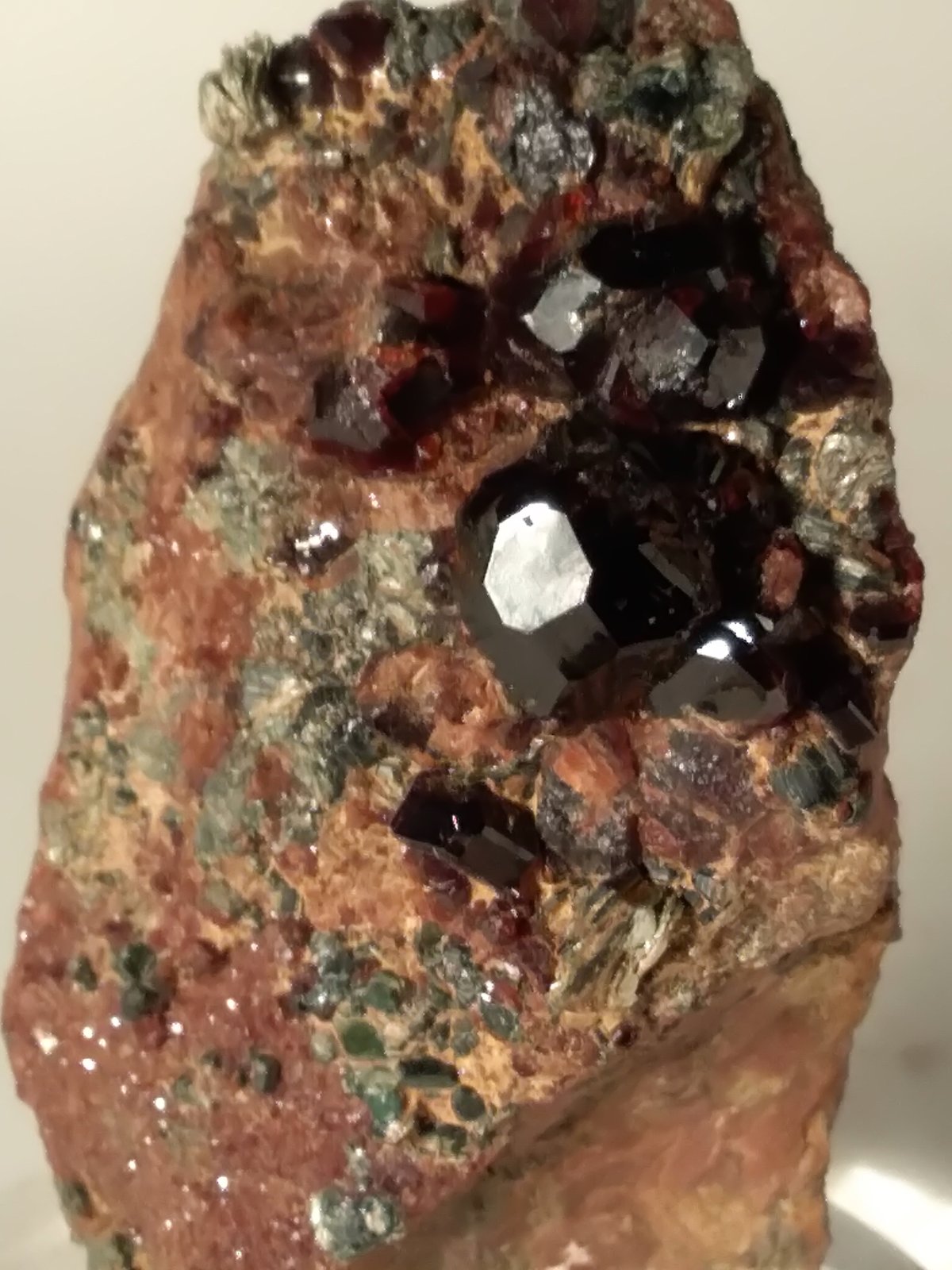 Grossular (variety hessonite), Clinochlore
78 x 48 mm
(Autor: Sante Celiberti)