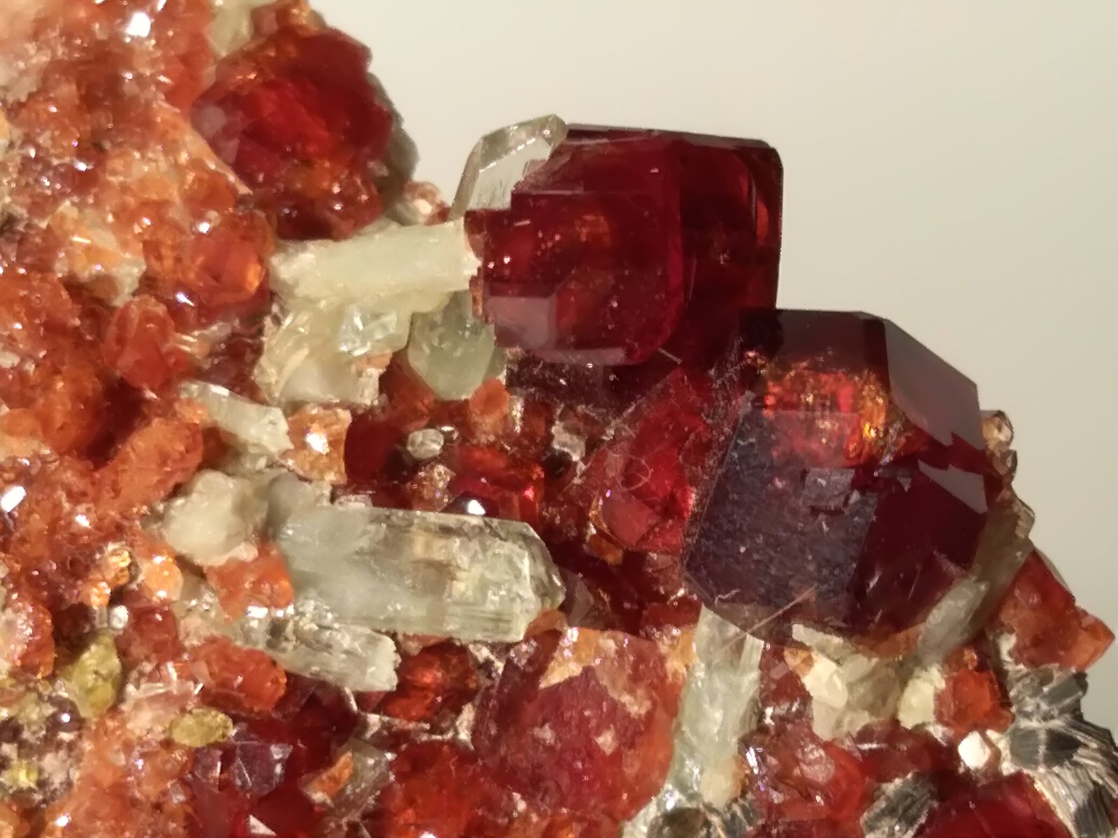 Grossular (variety hessonite), Diopside, Clinochlore
106,6 x 65 mm
(Autor: Sante Celiberti)