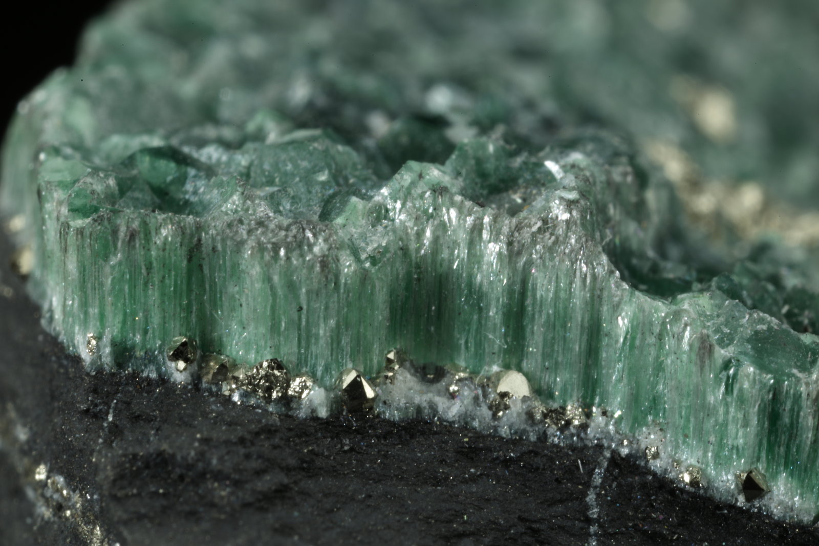 Muscovite (variety fuchsite), Pyrite
55x32x11mm
(Autor: Fiebre Verde)