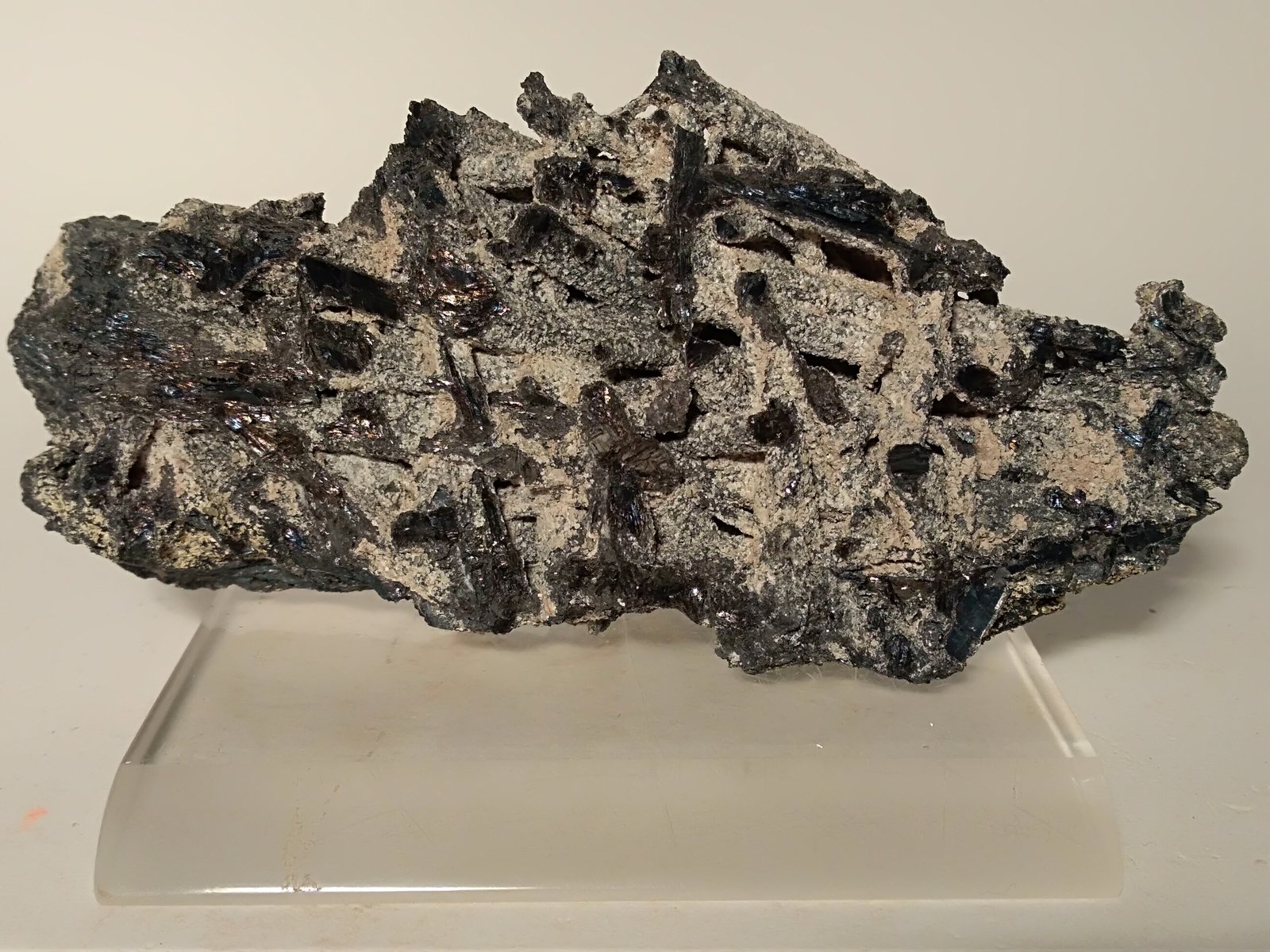 Coquandite on Stibnite
10,5 x 51,5 cm
(Autor: Sante Celiberti)