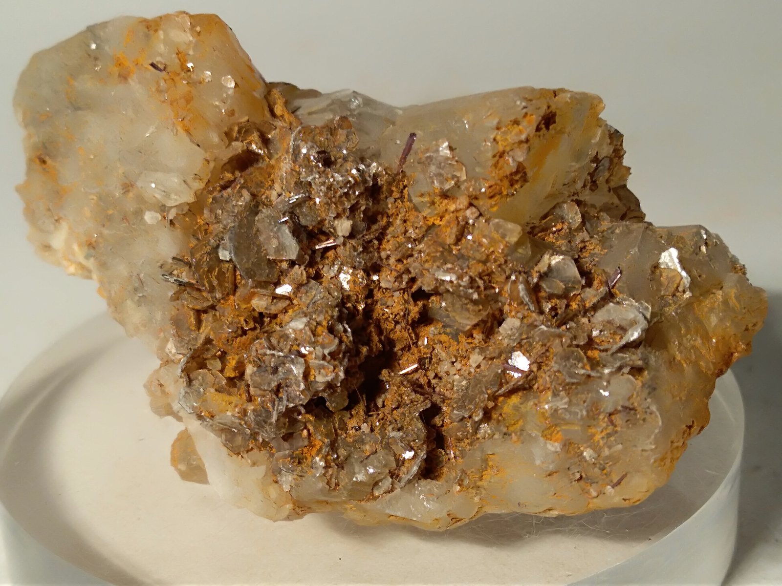 Orthoclase (variety adularia), Muscovite, Rutile
61 x 37 mm
(Autor: Sante Celiberti)