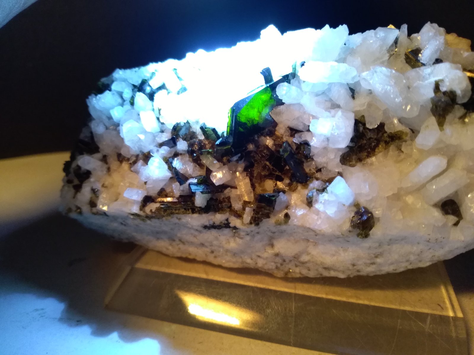 Epidote, Orthoclase (variety adularia)
110 x 57 mm
(Autor: Sante Celiberti)