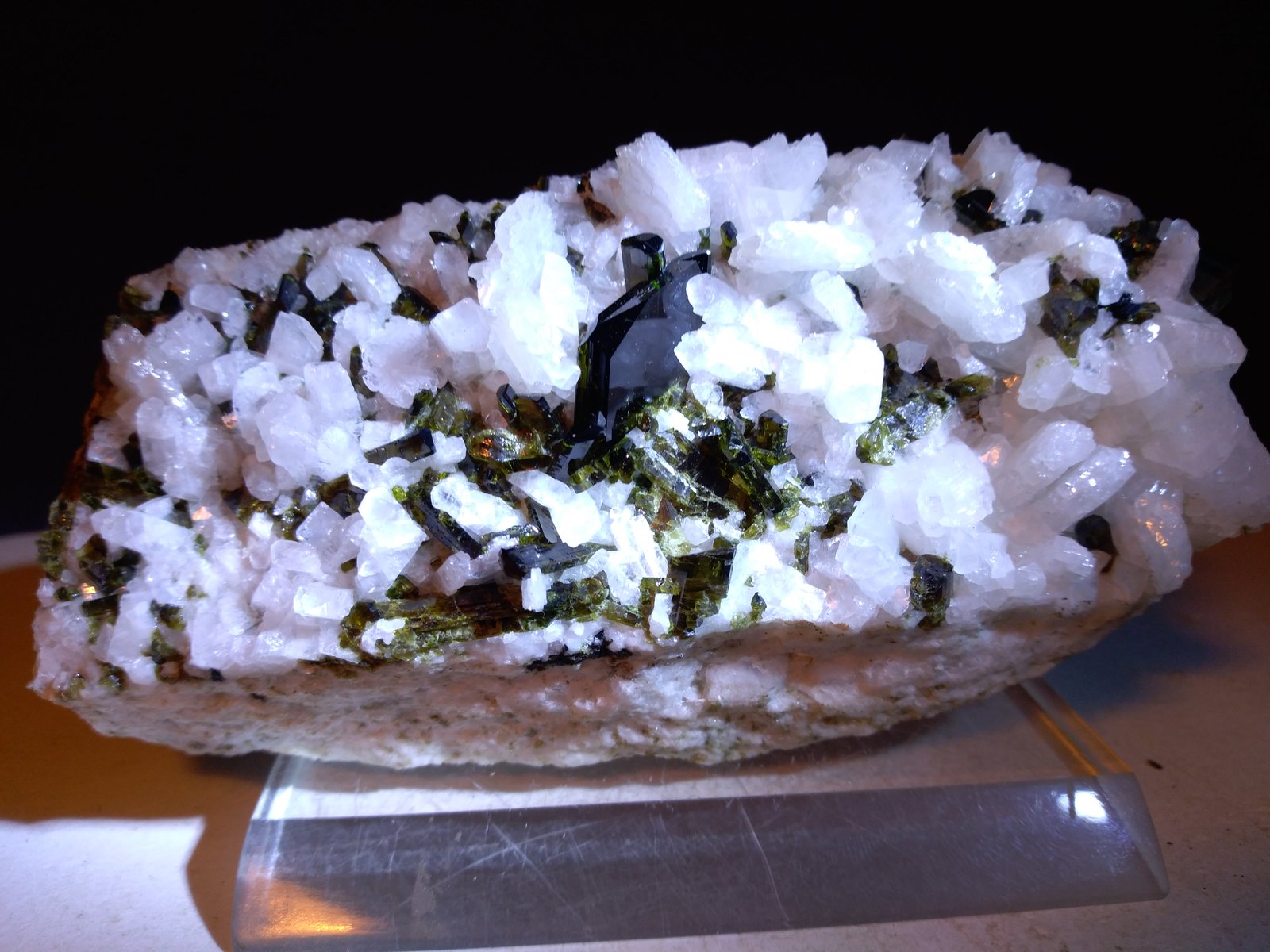 Epidote, Orthoclase (variety adularia)
110 x 57 mm
(Autor: Sante Celiberti)