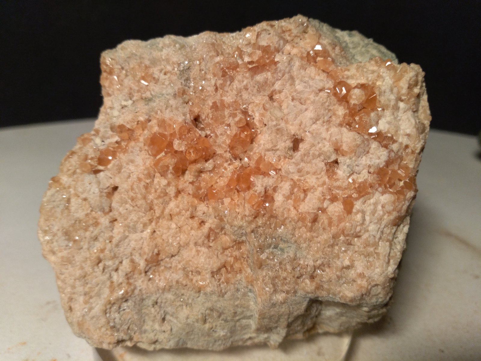 Andradite (variety topazolite)
71 x 64 mm
(Autor: Sante Celiberti)