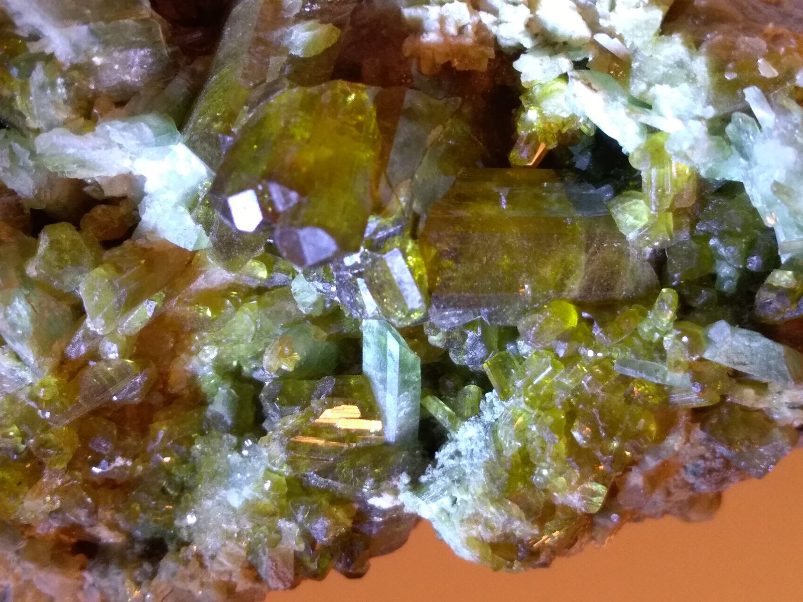 Epidote, Diopside
77 x 46 mm
(Autor: Sante Celiberti)