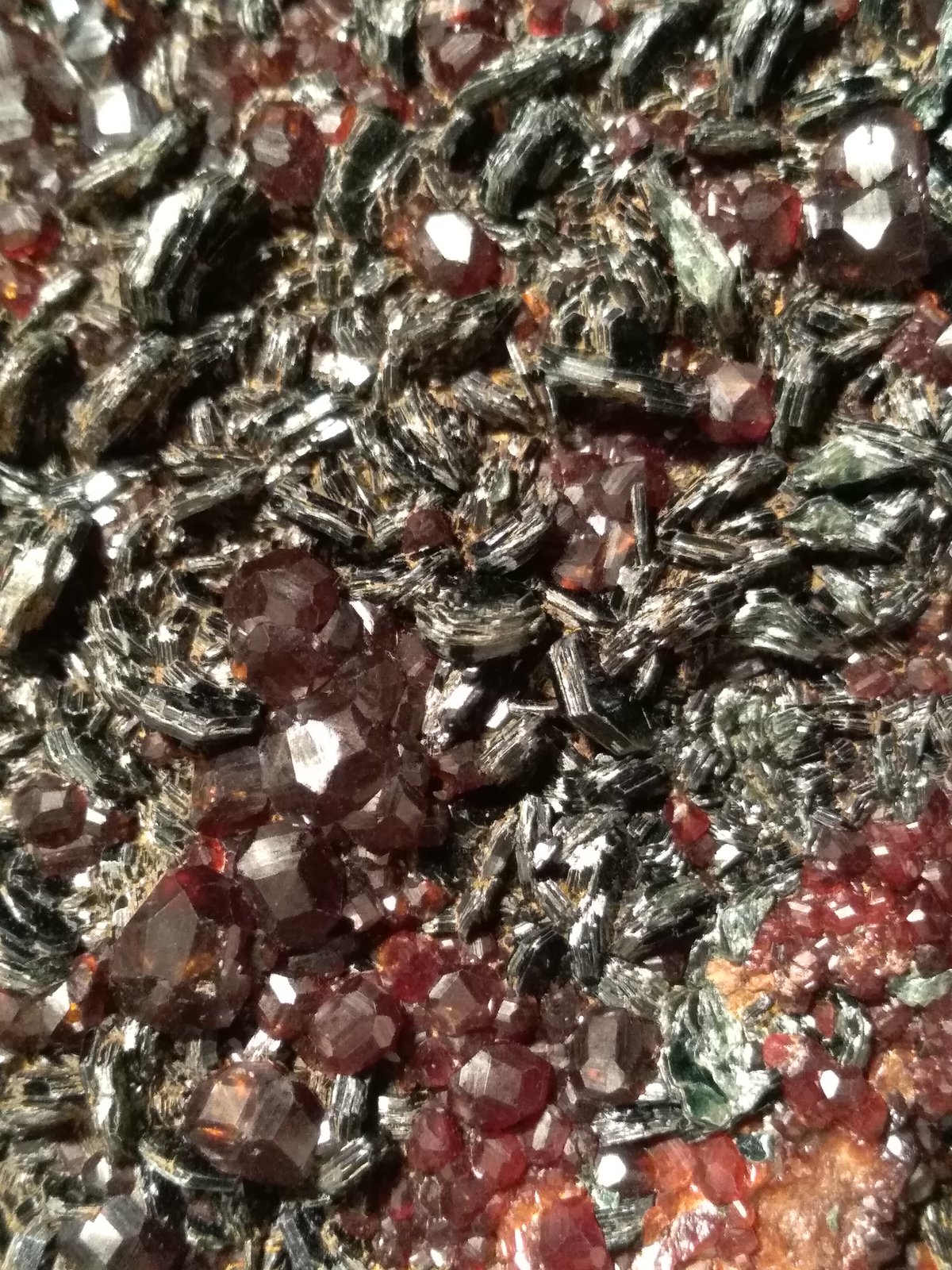 Grossular (variety hessonite), Clinochlore
85 x 76 mm
(Autor: Sante Celiberti)