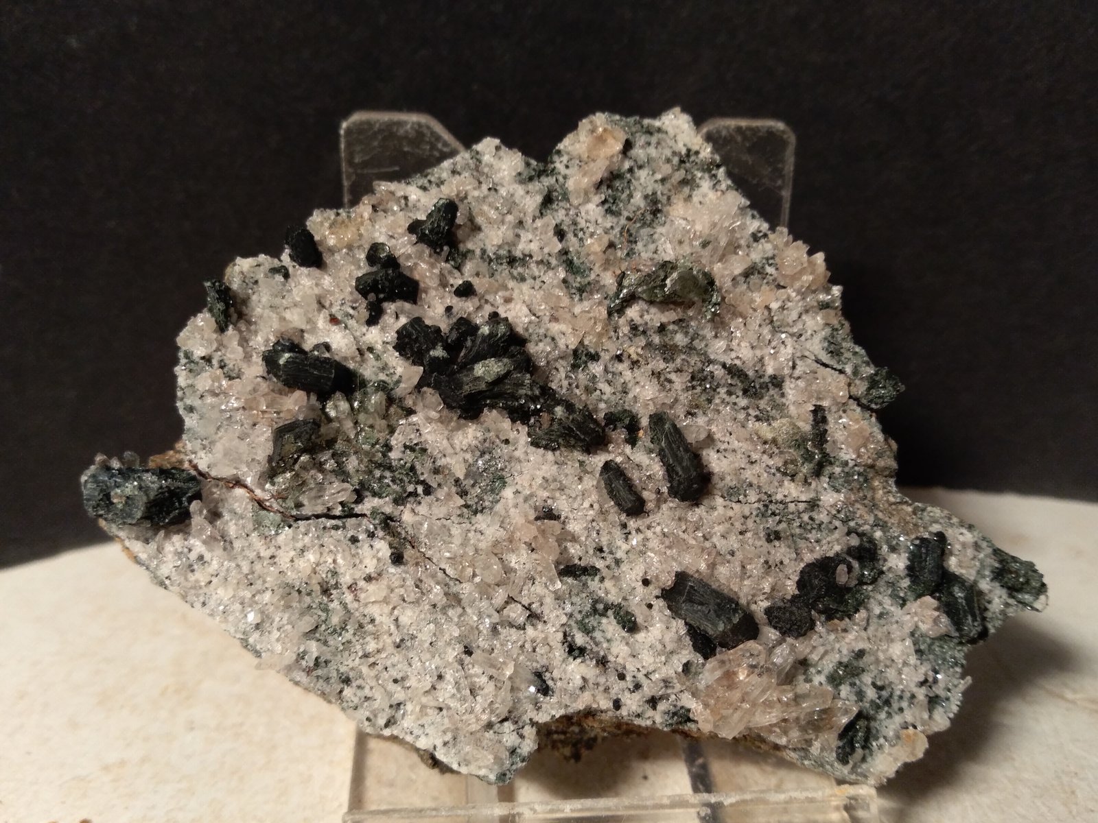 Clinochlore (variety pennine), Quartz, Titanite
72 x 56 mm
(Autor: Sante Celiberti)