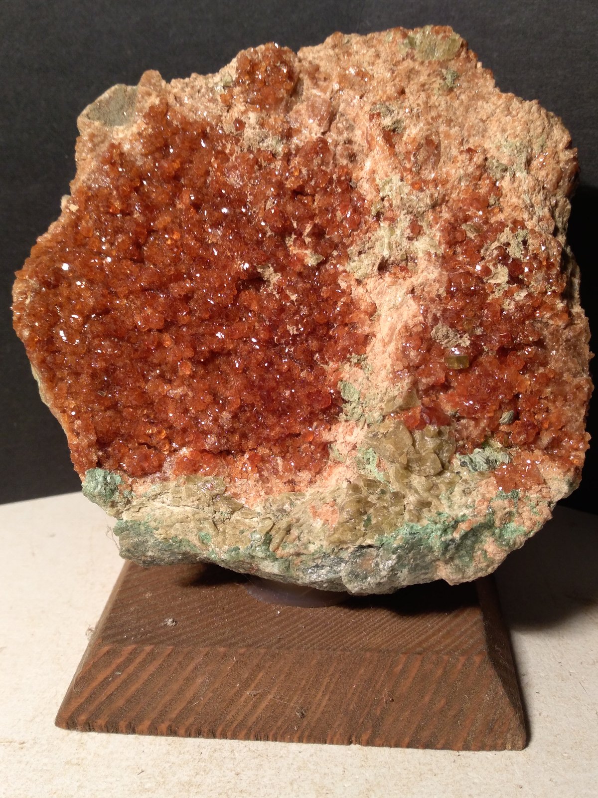 Grossular (variety hessonite), Diopside, Clinochlore
105 x 105 mm
(Autor: Sante Celiberti)