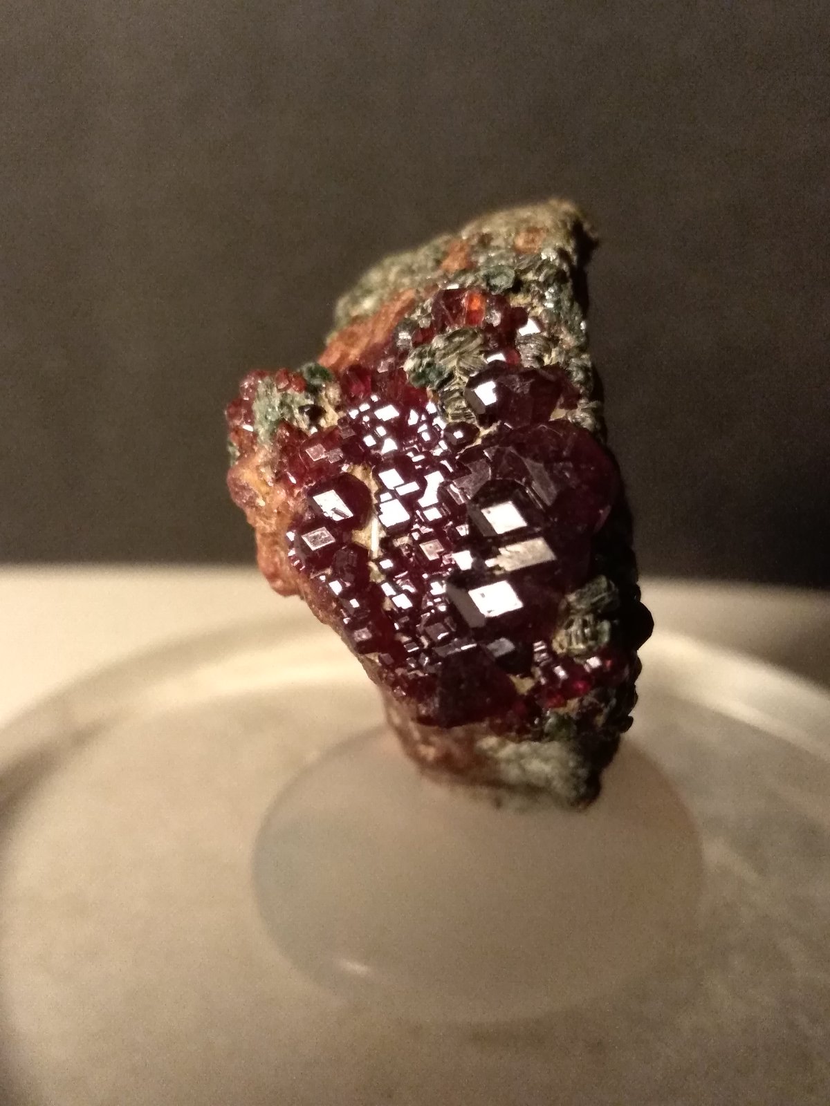 Grossular (variety hessonite), Clinochlore
33 x 33 mm
(Autor: Sante Celiberti)