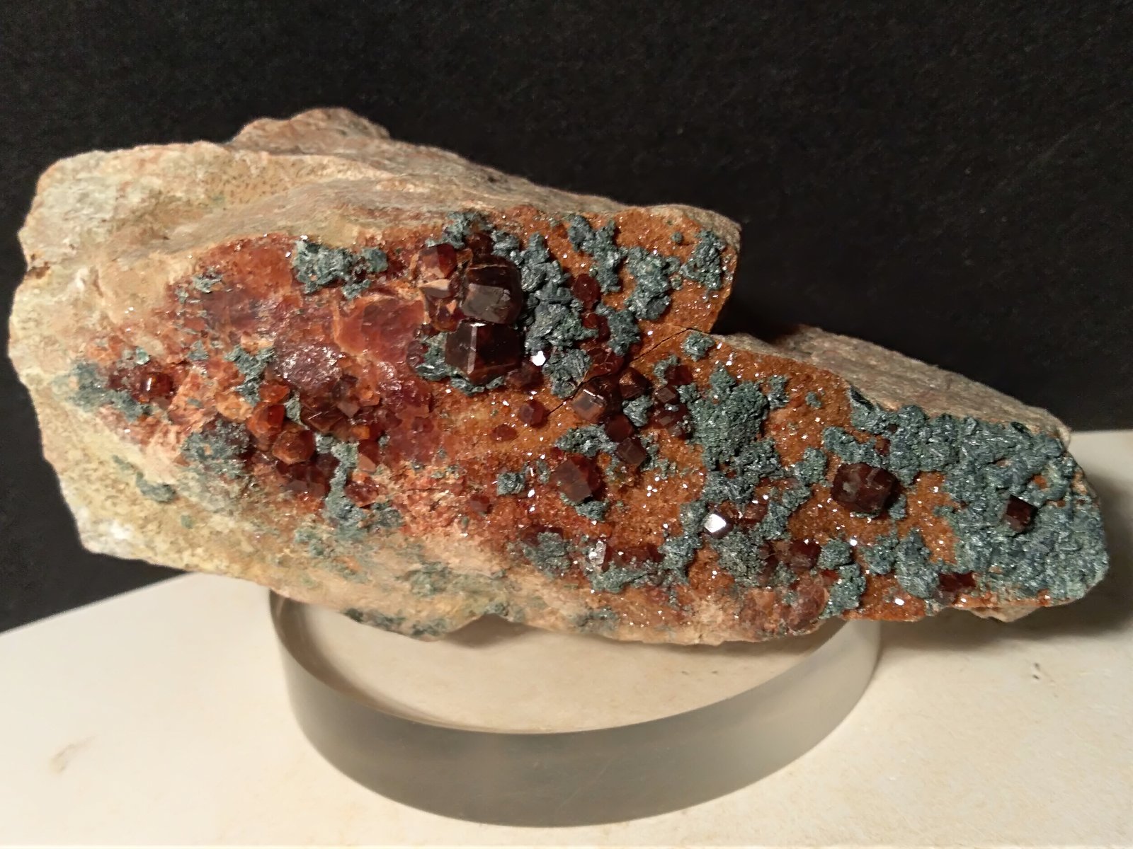 Grossular (variety hessonite), Clinochlore
100 x 47 mm
(Autor: Sante Celiberti)