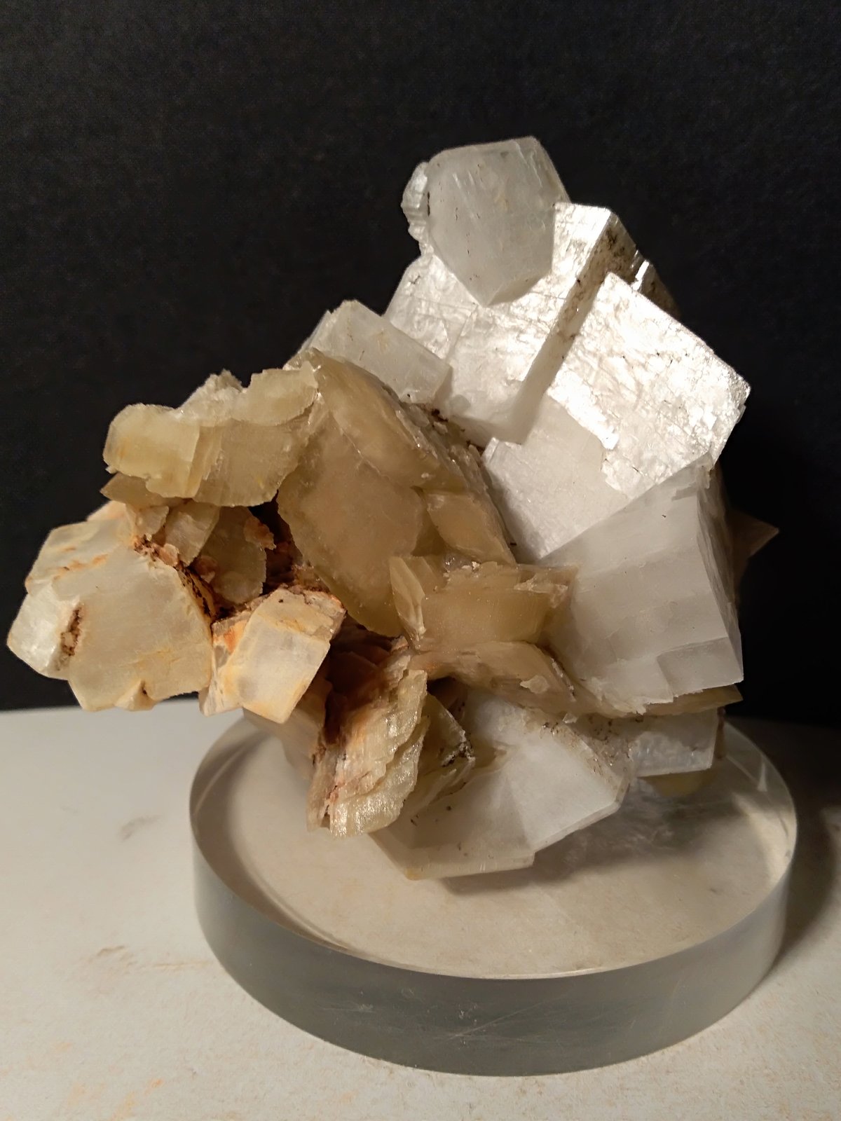 Magnesite, Dolomite, Quartz
70 x 73 mm
(Autor: Sante Celiberti)