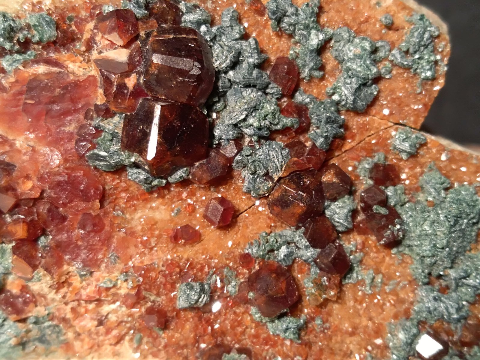 Grossular (variety hessonite), Clinochlore
100 x 47 mm
(Autor: Sante Celiberti)
