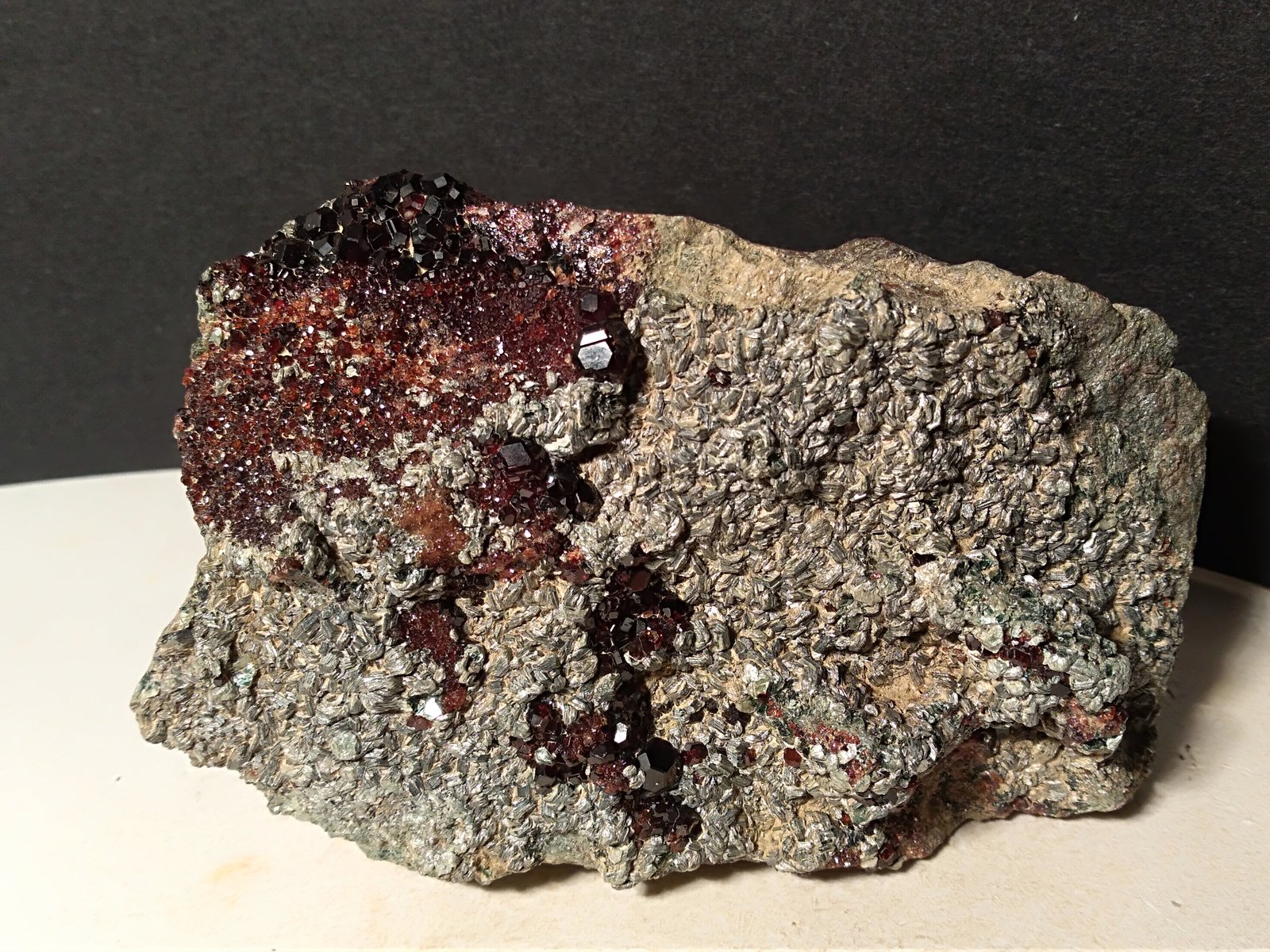 Grossular (variety hessonite), Clinochlore
101 x 65 mm
(Autor: Sante Celiberti)