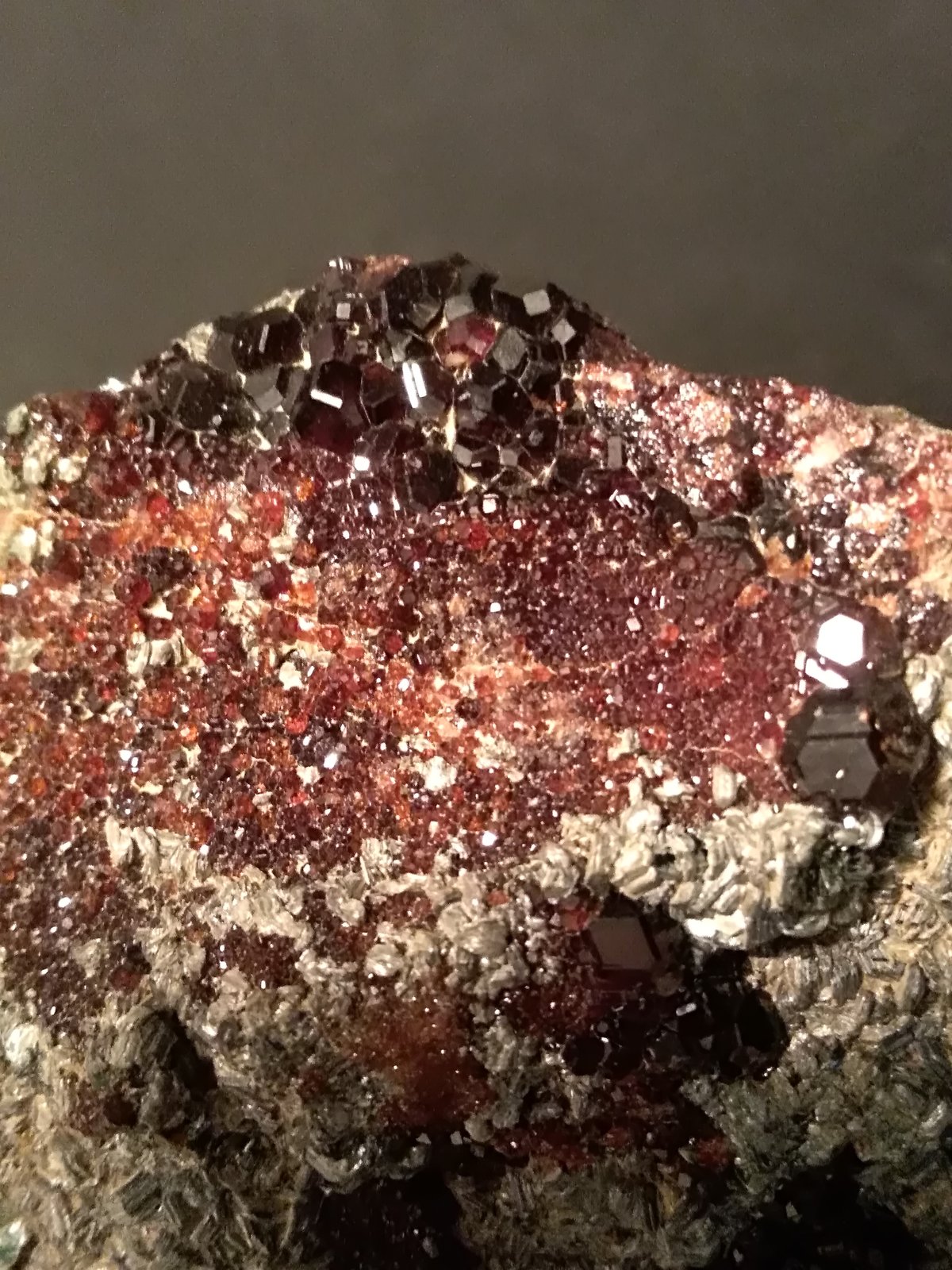 Grossular (variety hessonite), Clinochlore
101 x 65 mm
(Autor: Sante Celiberti)