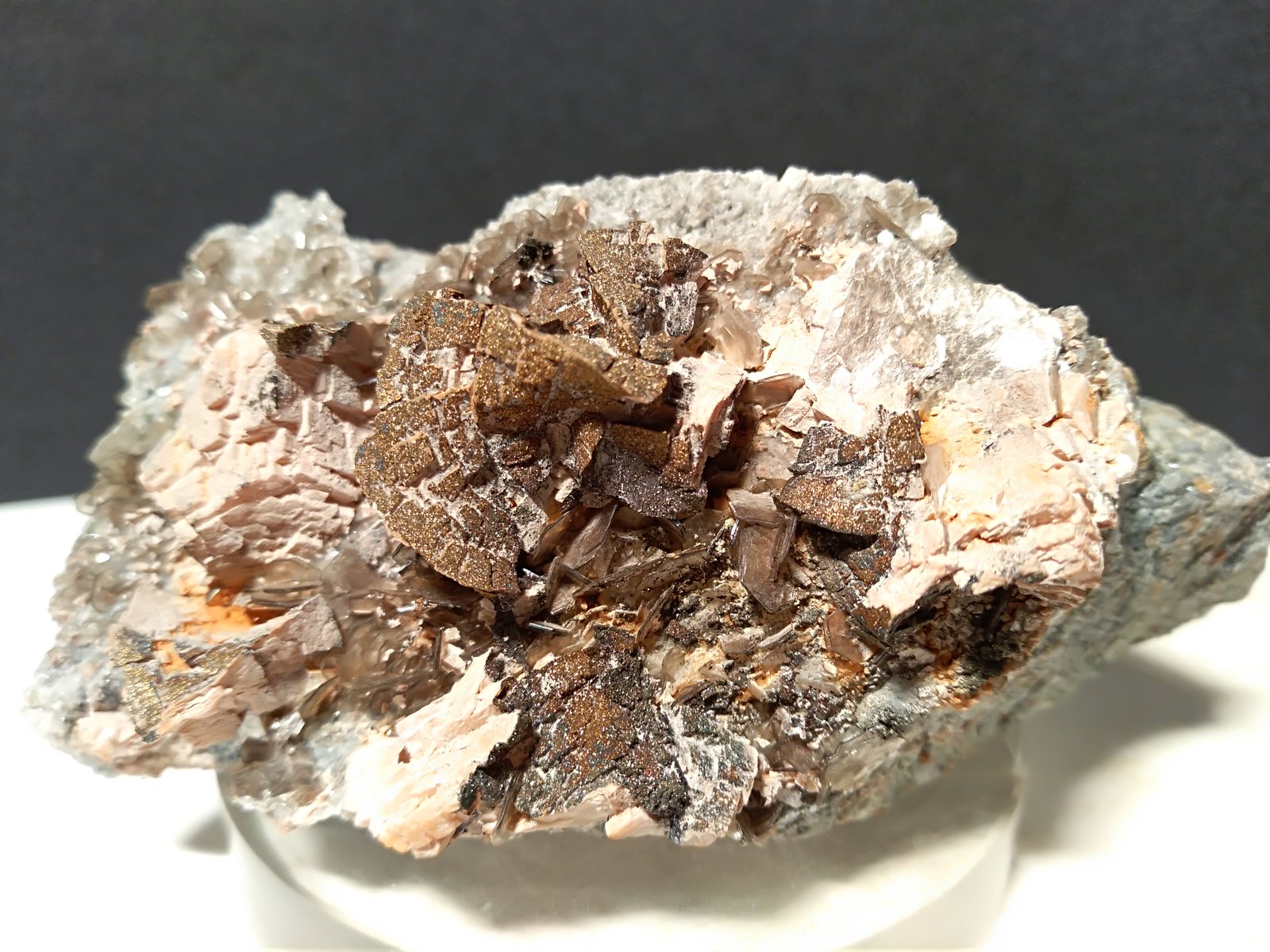 Dolomite, Muscovite, Pyrite
87 x 47 mm
(Autor: Sante Celiberti)