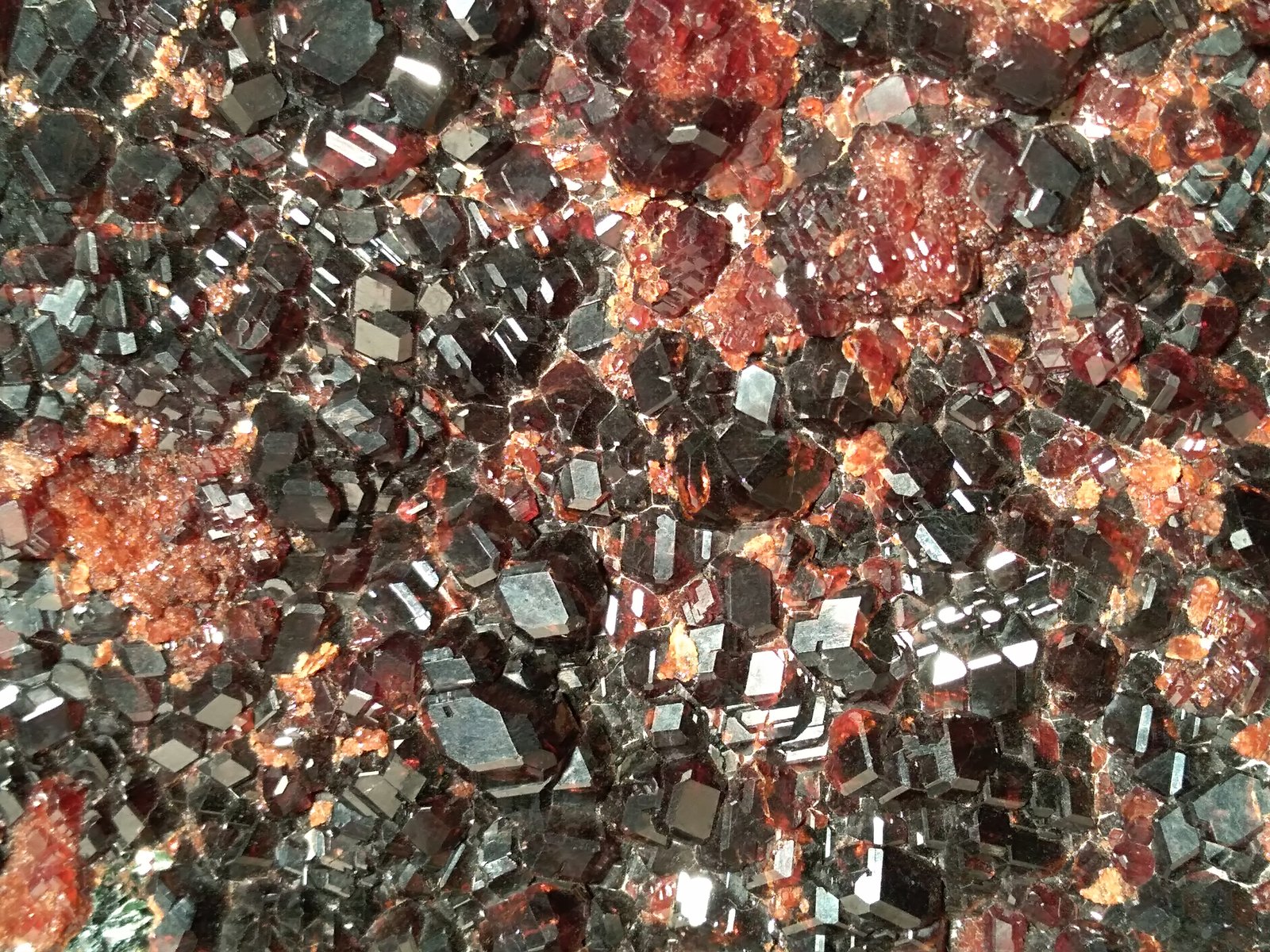 Grossular (variety hessonite), Clinochlore
350 x 220 mm
(Autor: Sante Celiberti)
